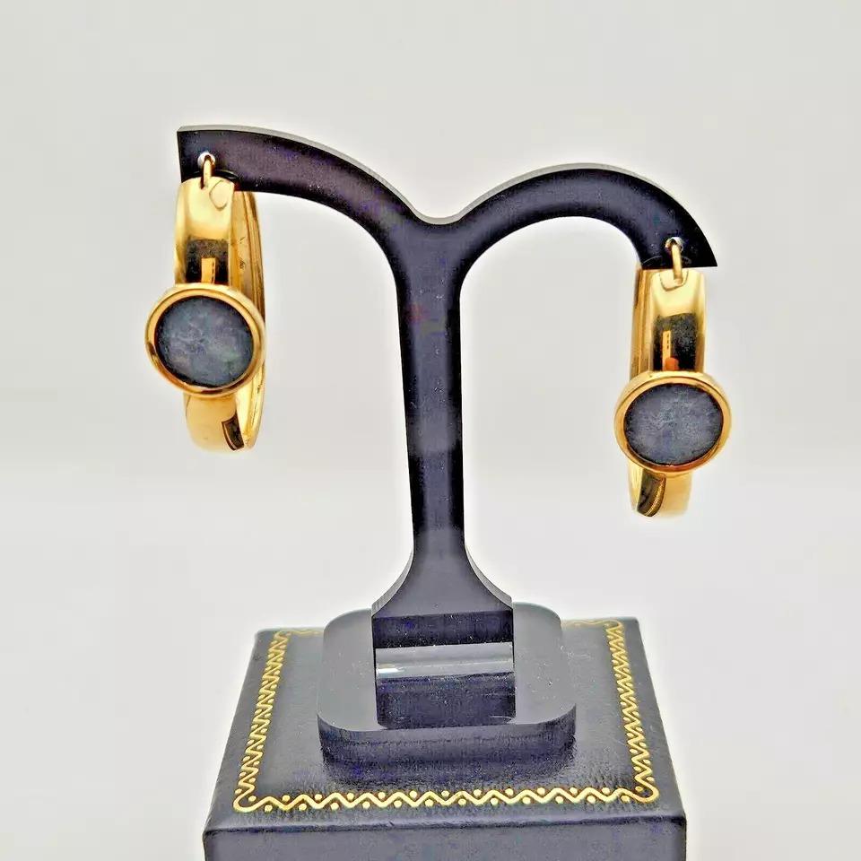 Superb Vintage Le-Gi Italy Yellow 18k Gold Earrings Total Weight 10 g

These vintage Le-Gi Italy earrings are a stunning addition to any jewellery collection. Crafted from yellow gold, these earrings are sure to catch the eye and add a touch of