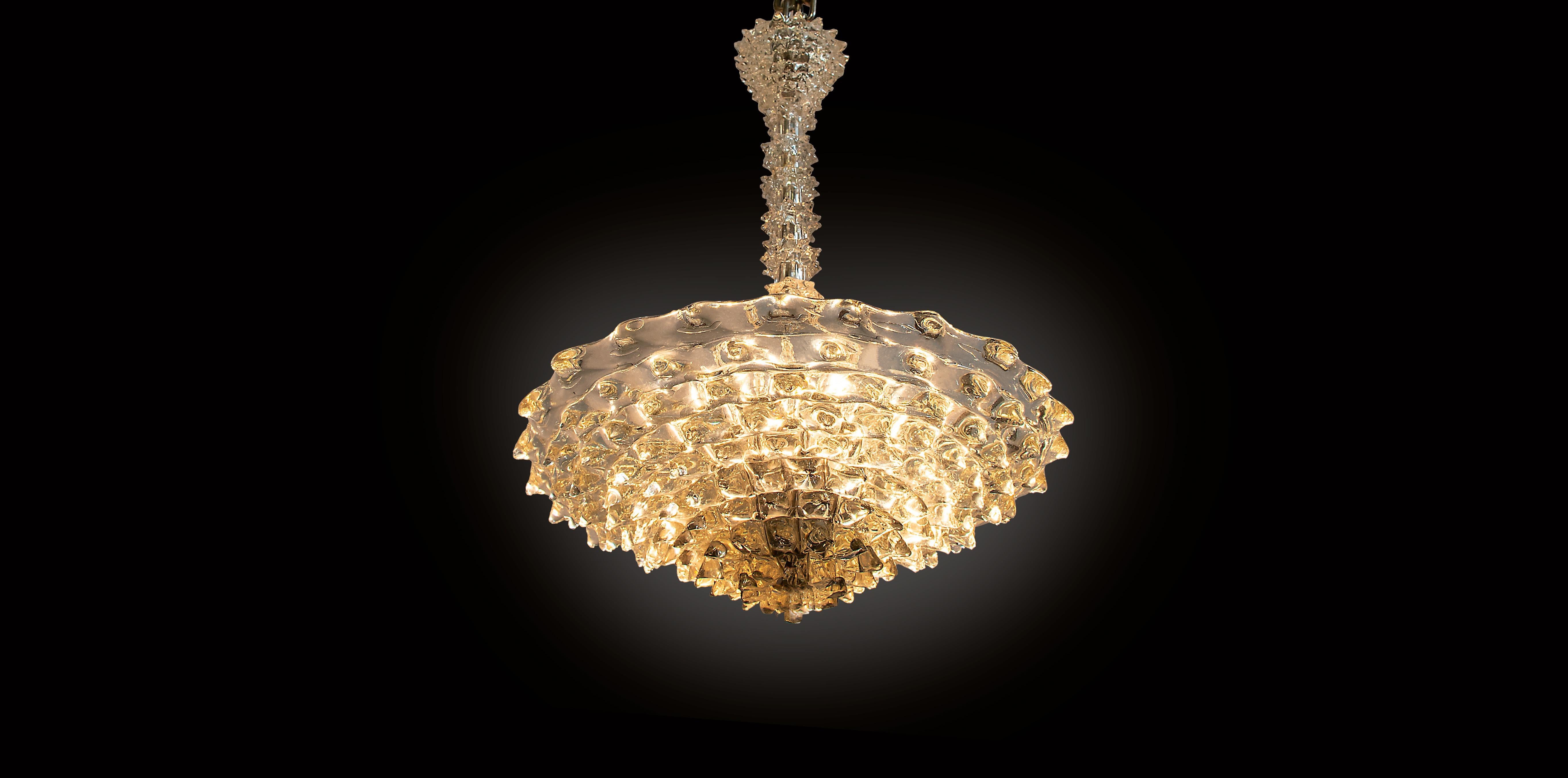 Ein einzigartiger Murano-Schatz mit Schale, Stiel und Baldachin aus klarem, kristallklarem, massivem Rostrato Murano-Glas - wunderschön! 

Thomas Cooper Studio steht für eine vielschichtige, facettenreiche Collaboration, bei der sich Materialien und