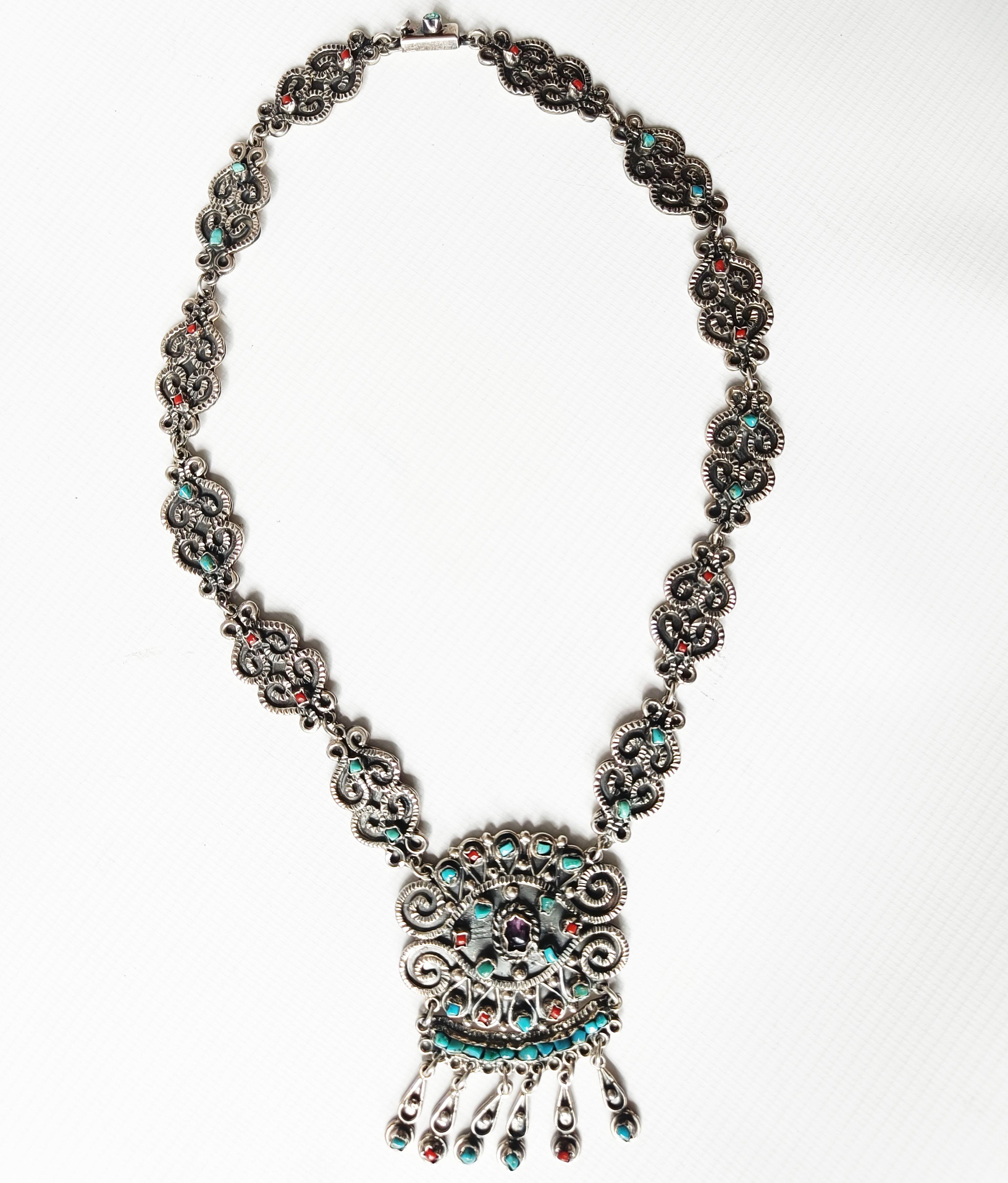  

Una splendida e da collezione collana lunga d'argento vintage realizzata a Taxco, in Messico, e risalente agli anni Sessanta. Questo pezzo, molto dettagliato, presenta un disegno tradizionale di ispirazione azteca a segmenti collegati tra loro. 