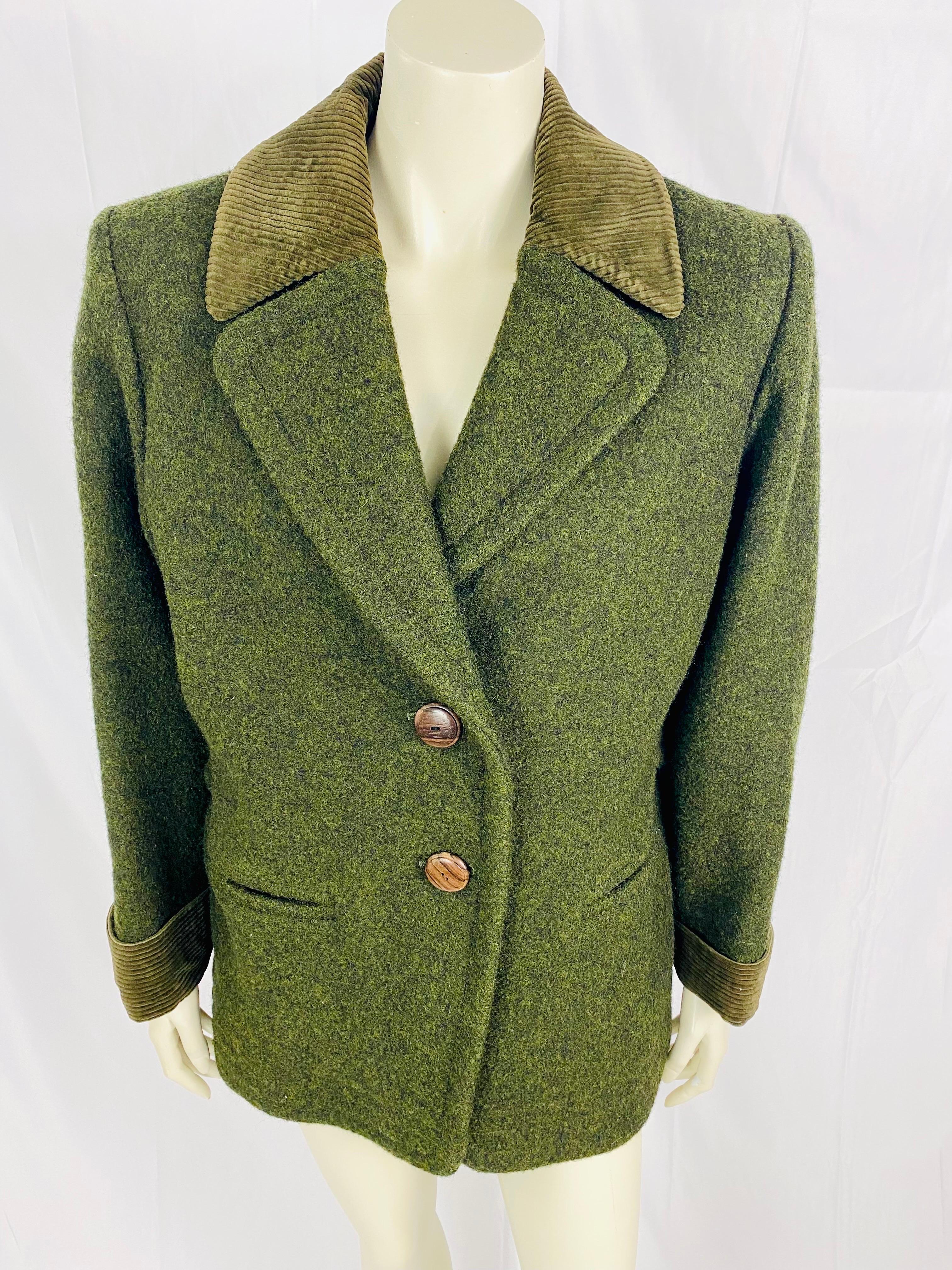 Vintage winter jacket by Yves Saint Laurent Rive gauche circa 1970,
Khaki in boiled wool, thick and very warm, the cuffs of the sleeves and the collar are in corduroy to the color.
Piped pockets.
Buttoned tabs that slightly mark the