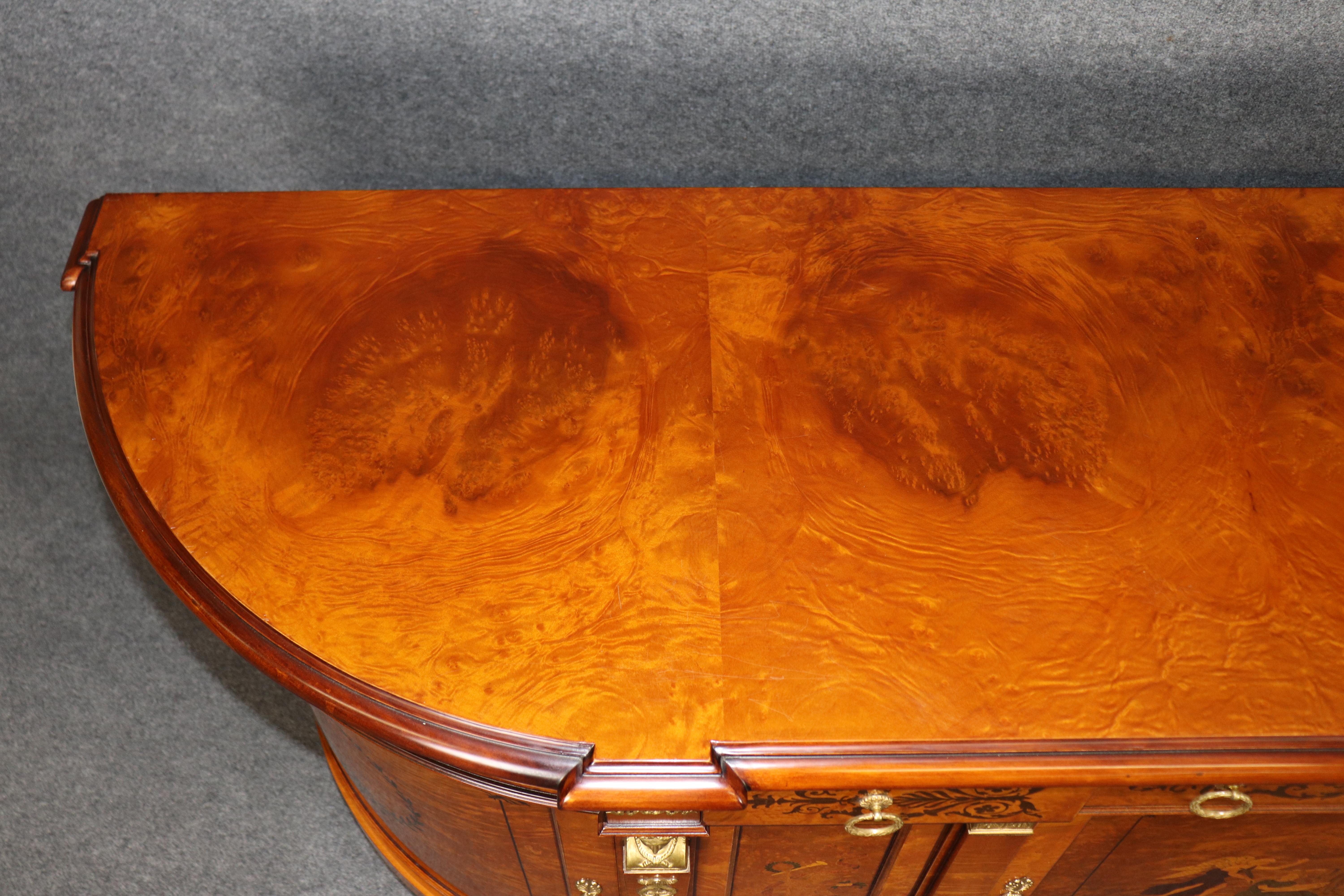 Superba credenza francese figurata Luigi XV in noce e bronzo Rho Mobili d'Epoca in vendita 4