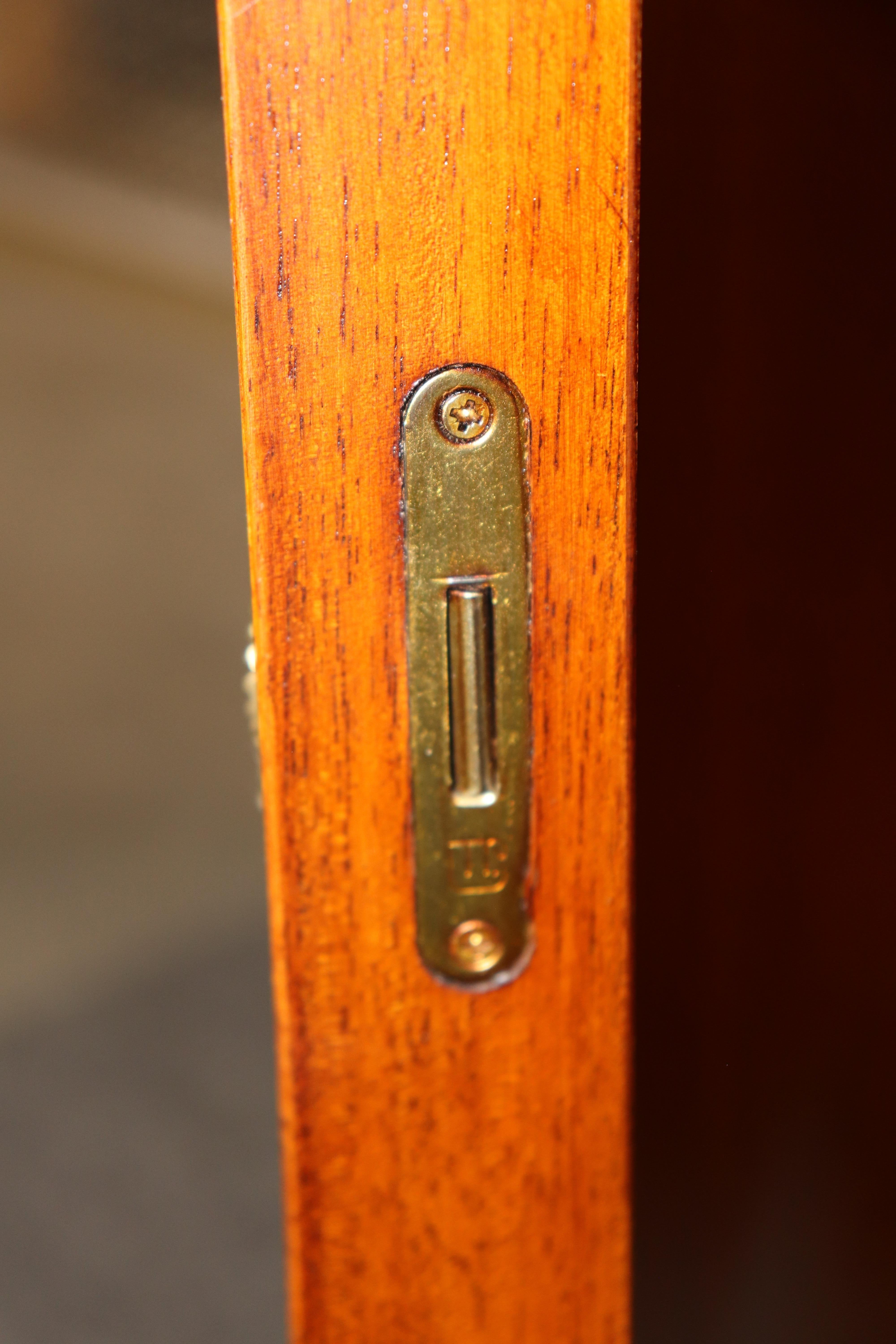 Superba credenza francese figurata Luigi XV in noce e bronzo Rho Mobili d'Epoca in vendita 5