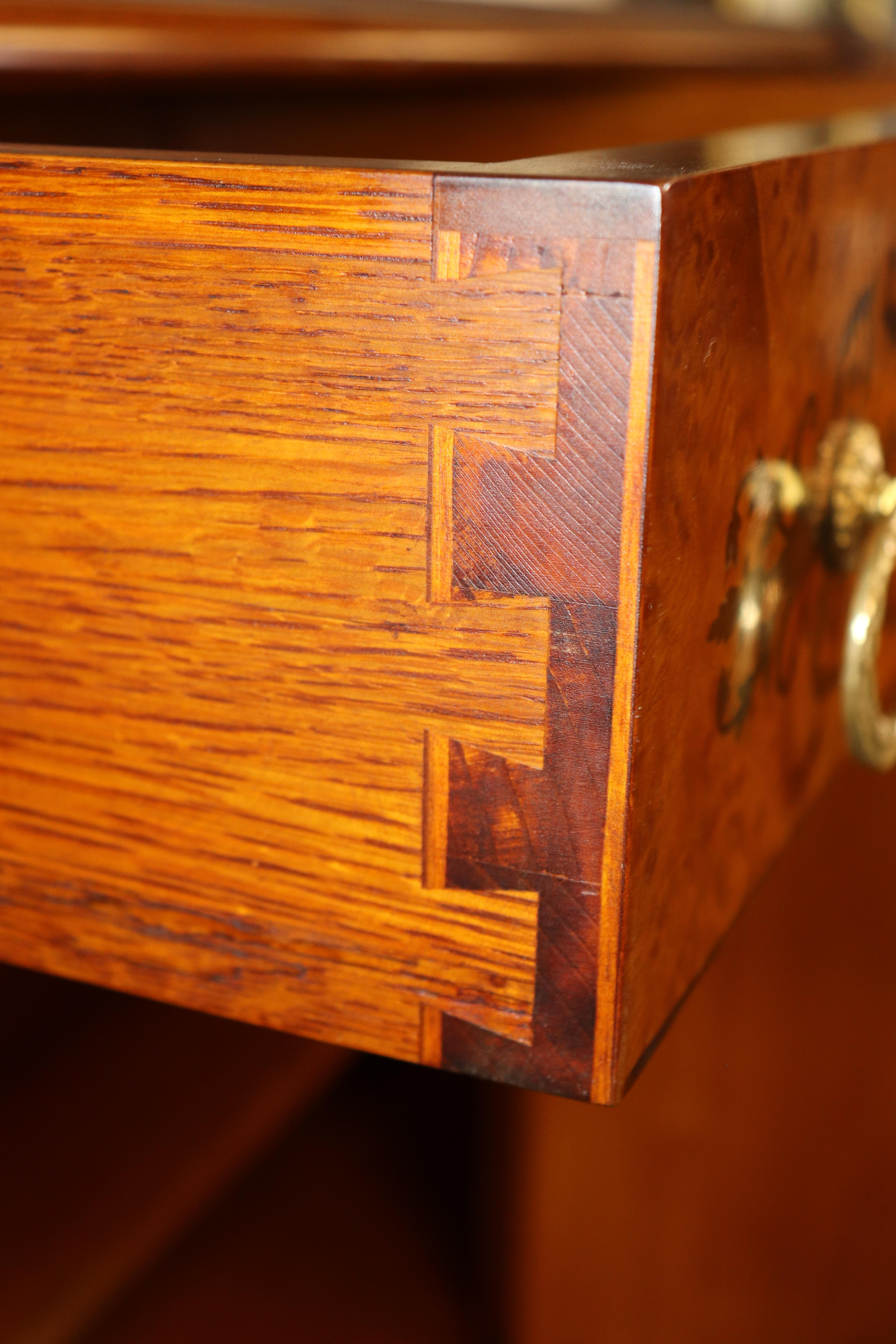 Superba credenza francese figurata Luigi XV in noce e bronzo Rho Mobili d'Epoca in vendita 6