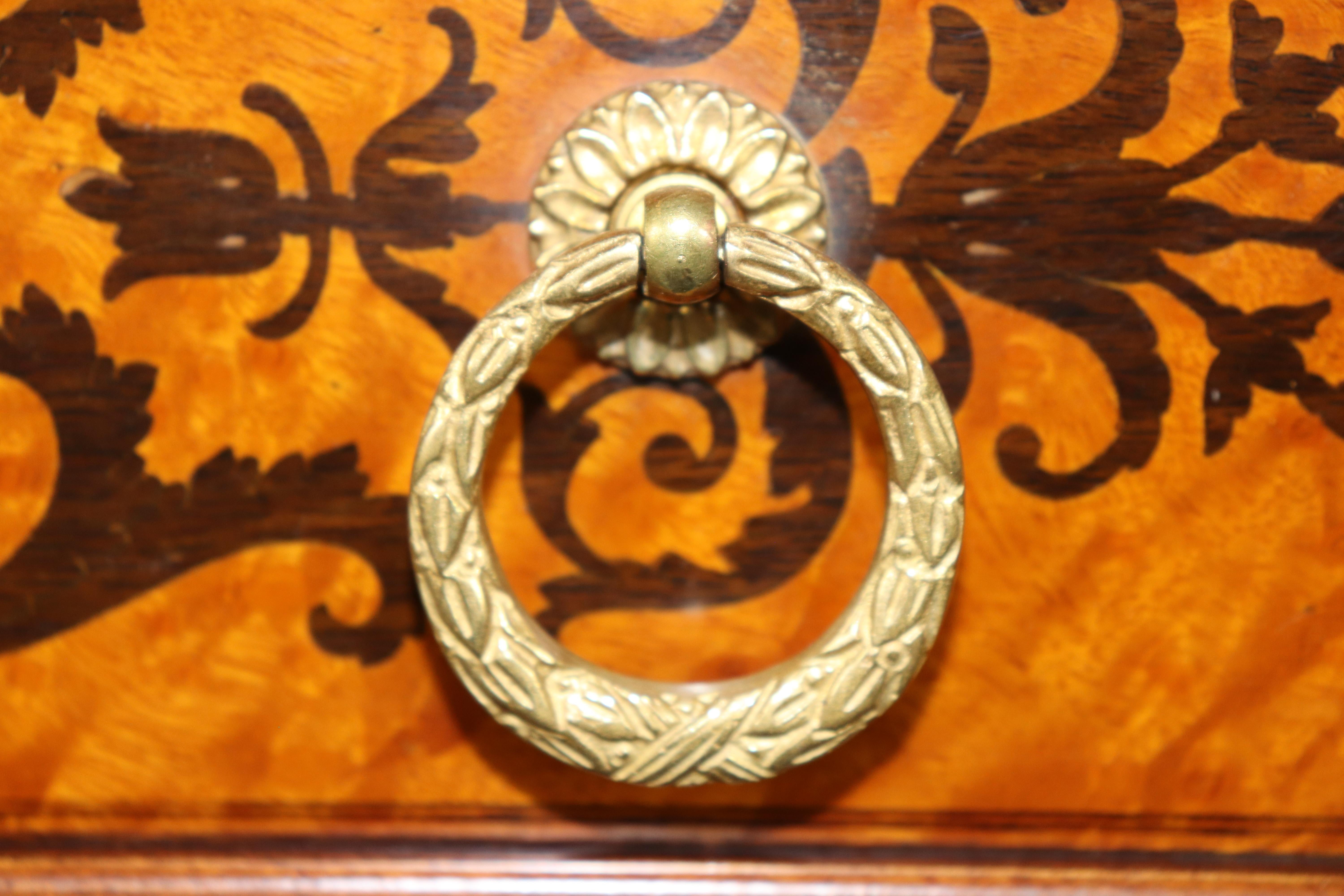 Superba credenza francese figurata Luigi XV in noce e bronzo Rho Mobili d'Epoca in vendita 7