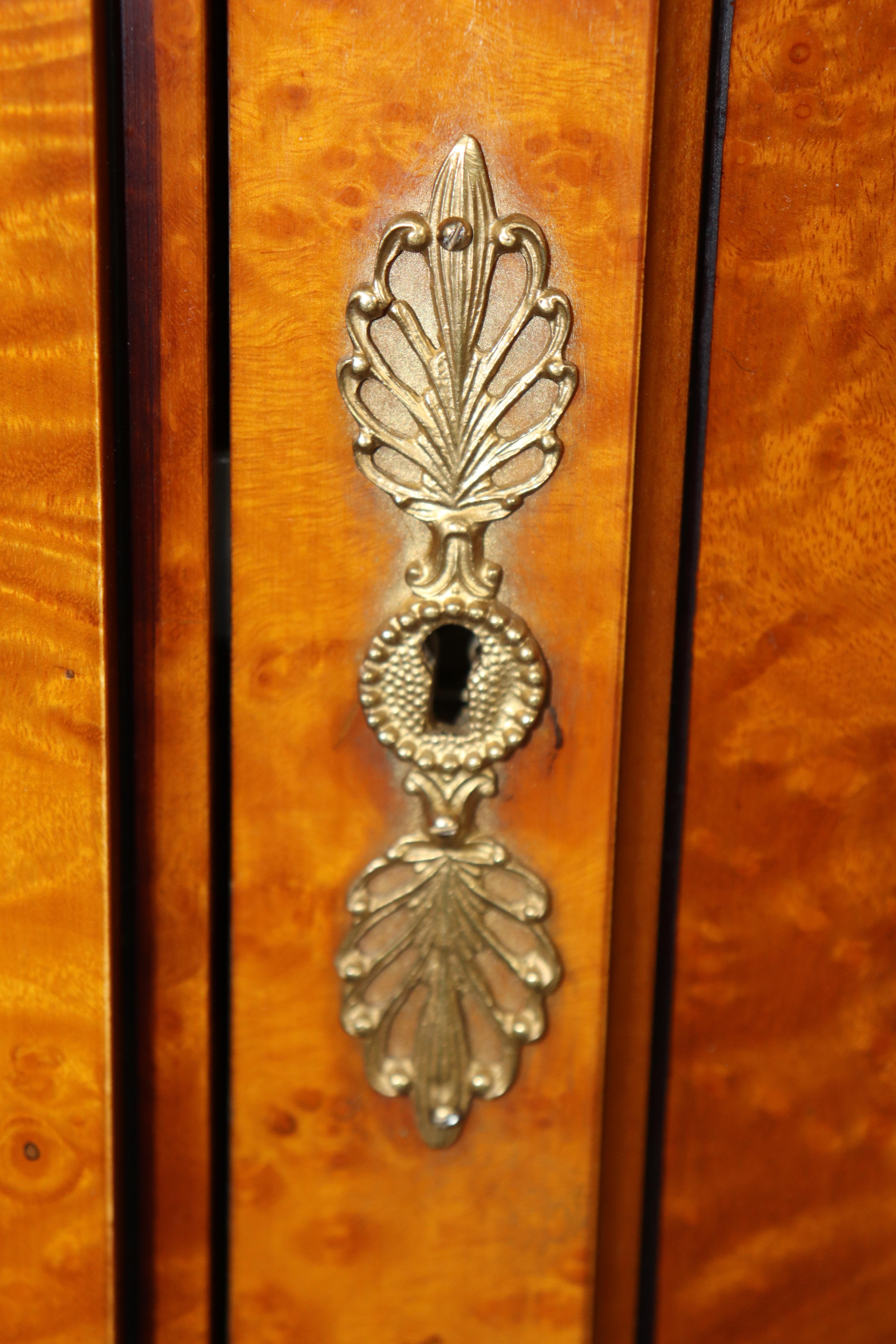 Superba credenza francese figurata Luigi XV in noce e bronzo Rho Mobili d'Epoca in vendita 11