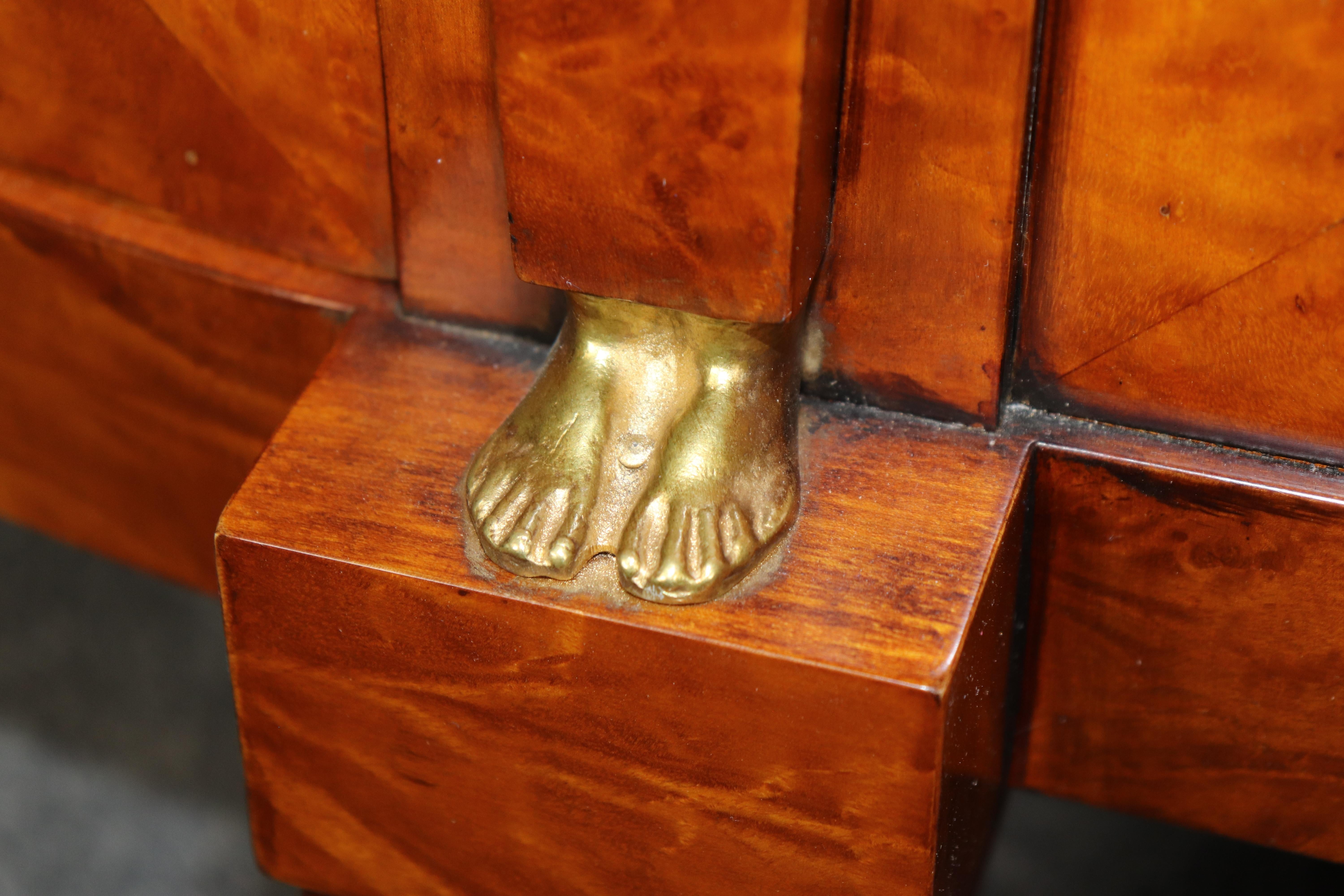 Superba credenza francese figurata Luigi XV in noce e bronzo Rho Mobili d'Epoca in vendita 13