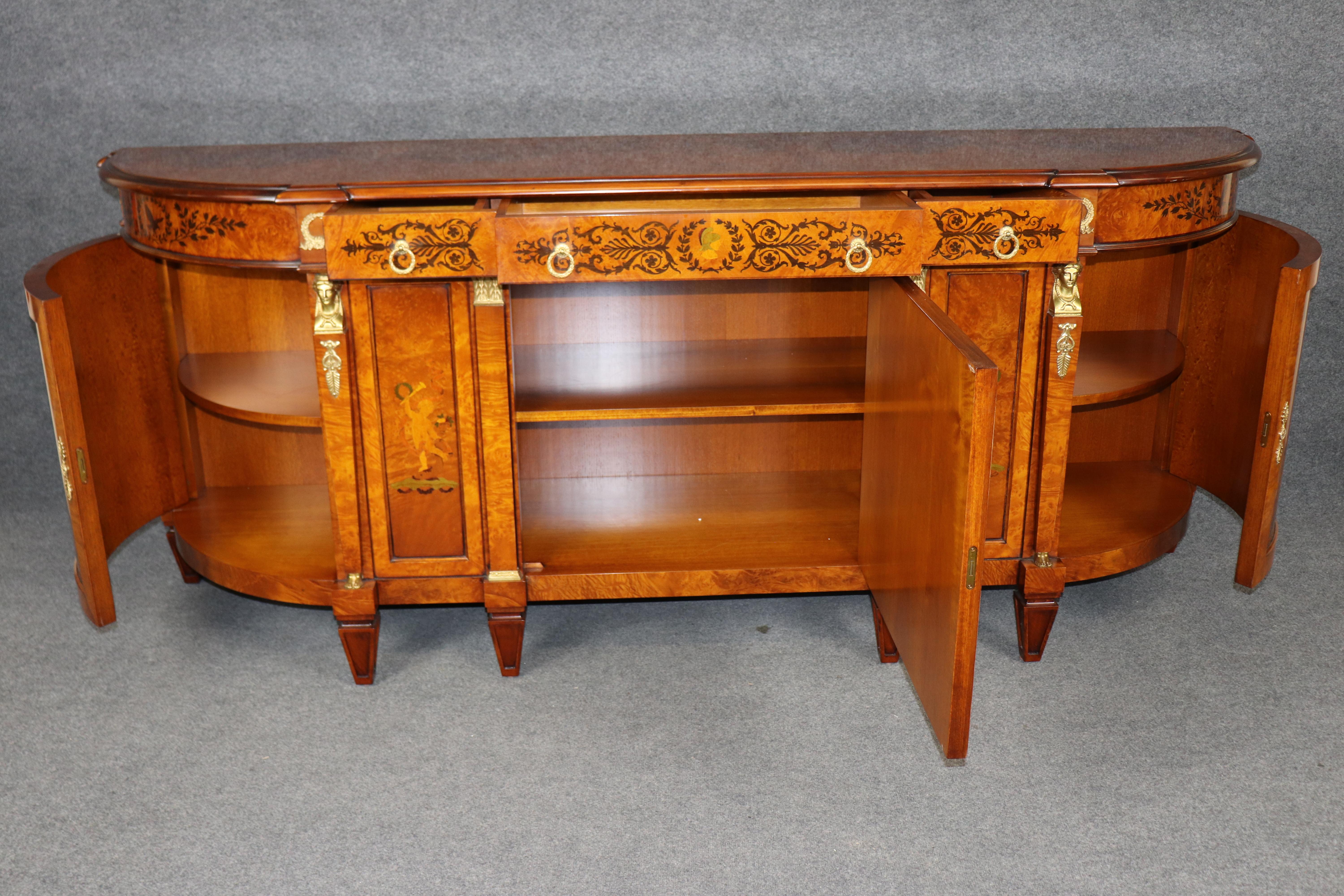 Italiano Superba credenza francese figurata Luigi XV in noce e bronzo Rho Mobili d'Epoca in vendita