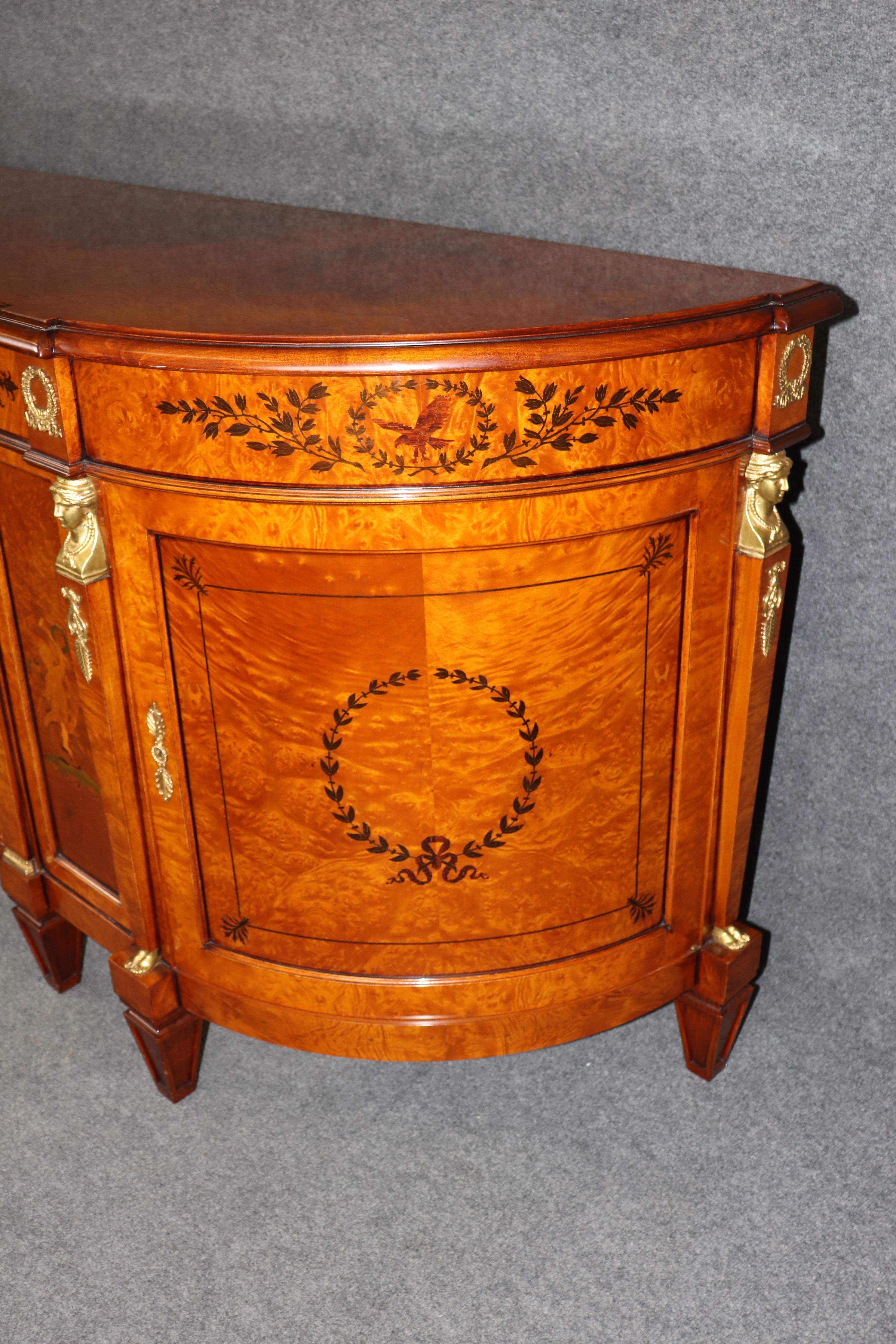 Superba credenza francese figurata Luigi XV in noce e bronzo Rho Mobili d'Epoca in vendita 1