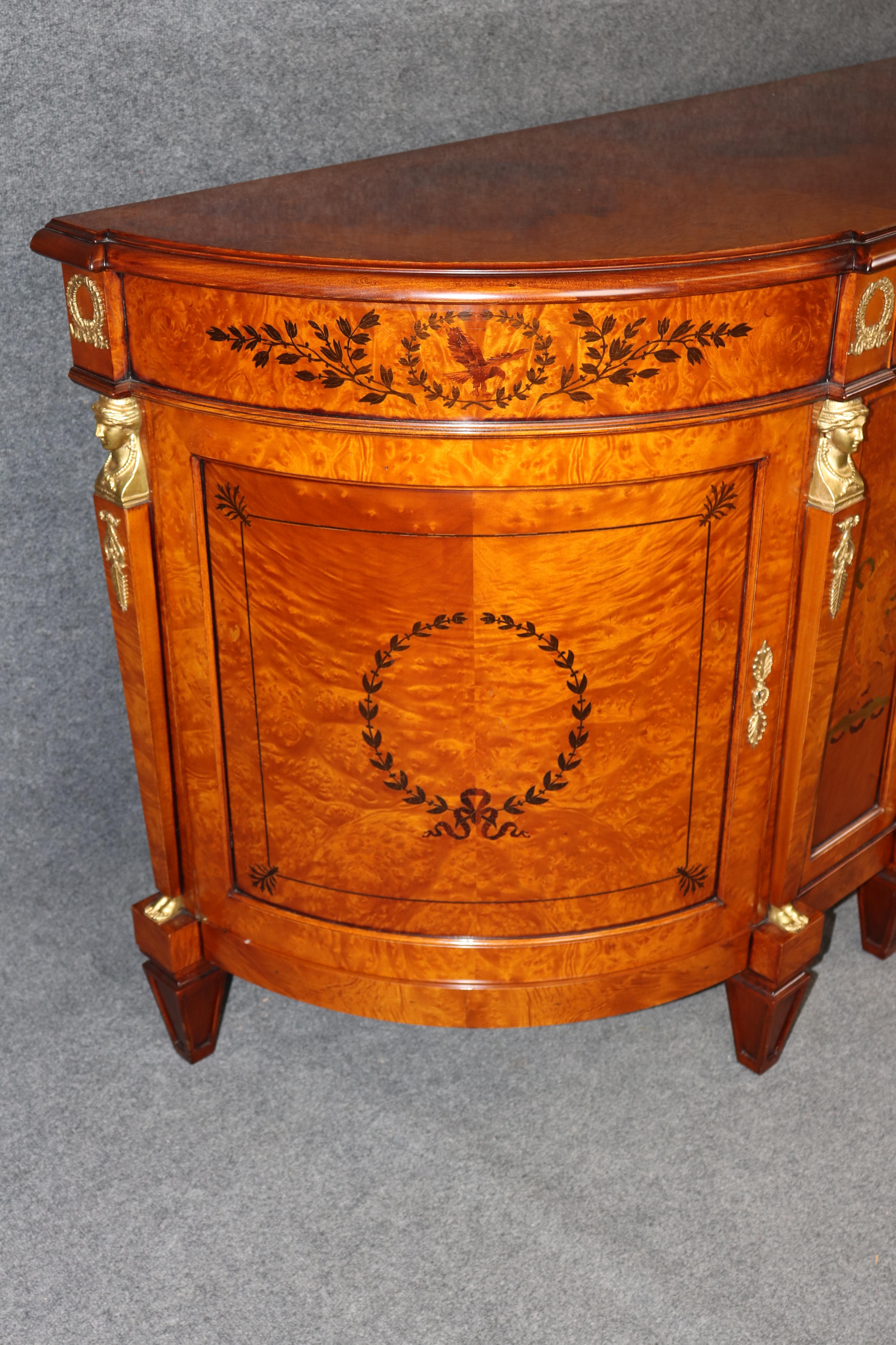 Superba credenza francese figurata Luigi XV in noce e bronzo Rho Mobili d'Epoca in vendita 2