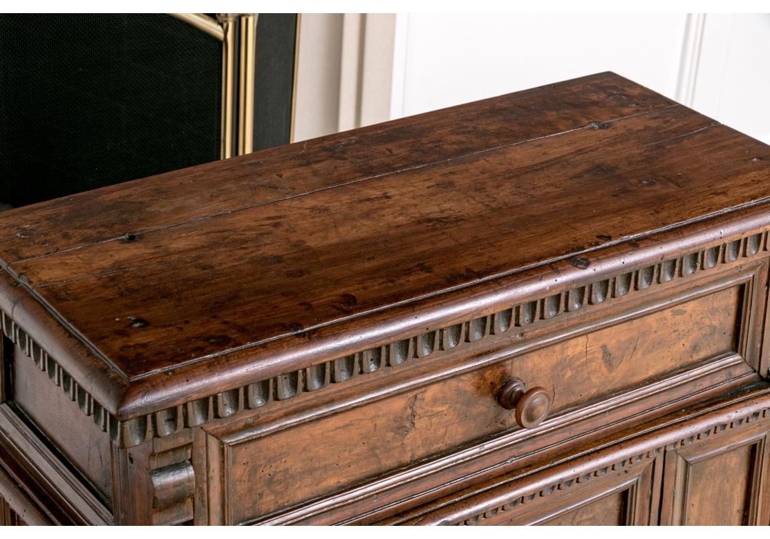 Superb Walnut Lombardi Style Italian Kneeler In Fair Condition For Sale In Bridgeport, CT