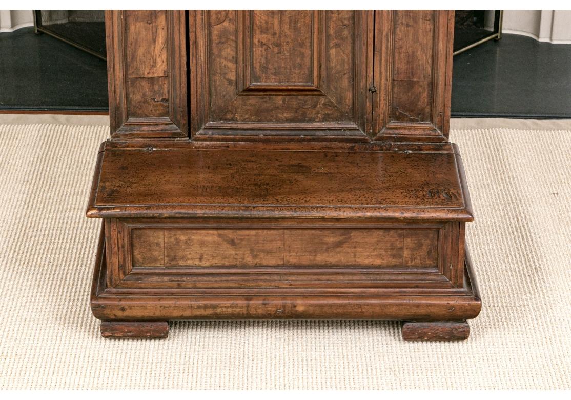 Superb Walnut Lombardi Style Italian Kneeler For Sale 1
