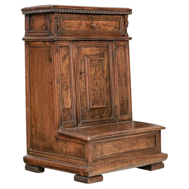 Superb Walnut Lombardi Style Italian Kneeler For Sale