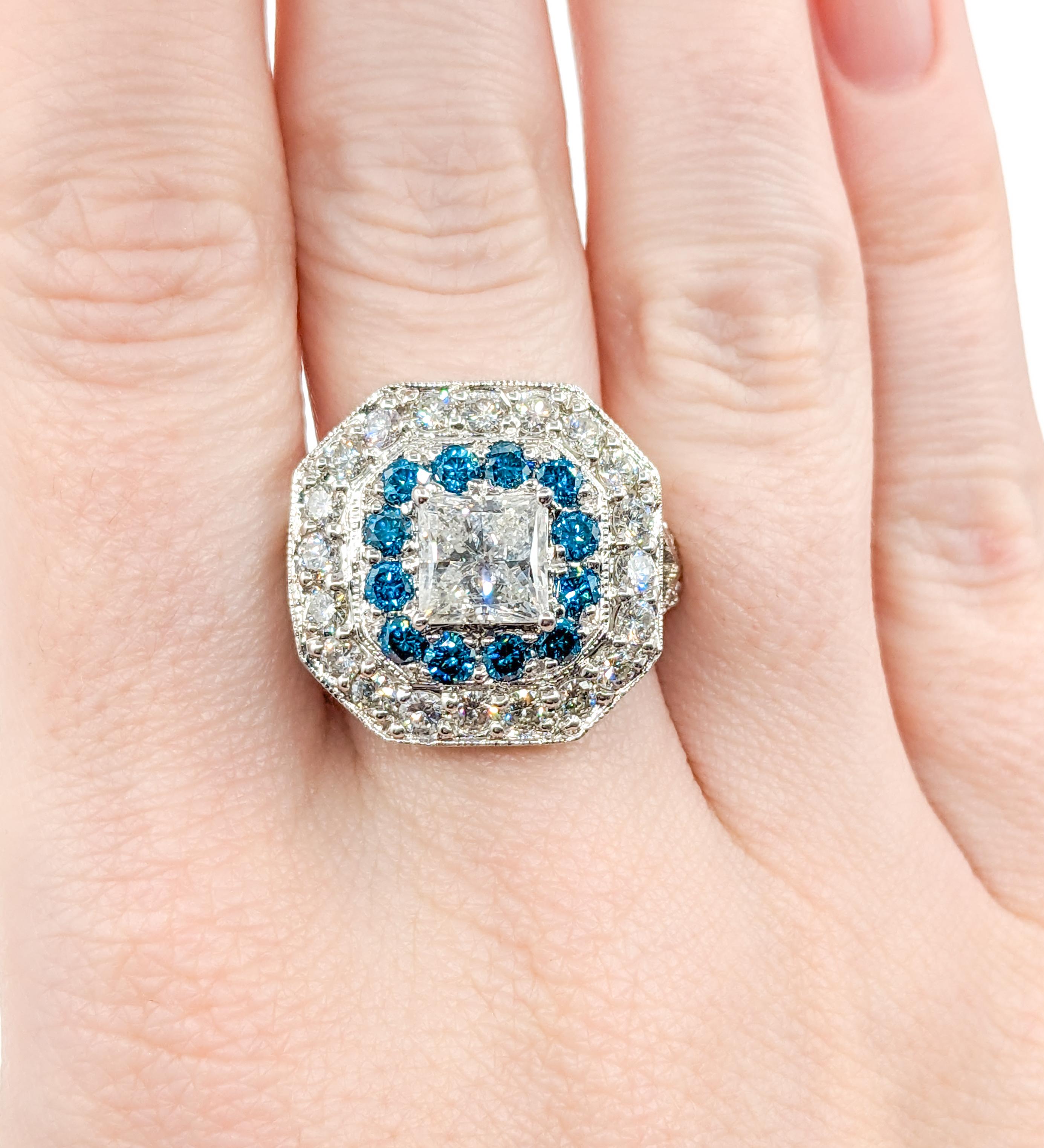 Taille princesse Superbe bague fantaisie avec diamants blancs et bleus en vente