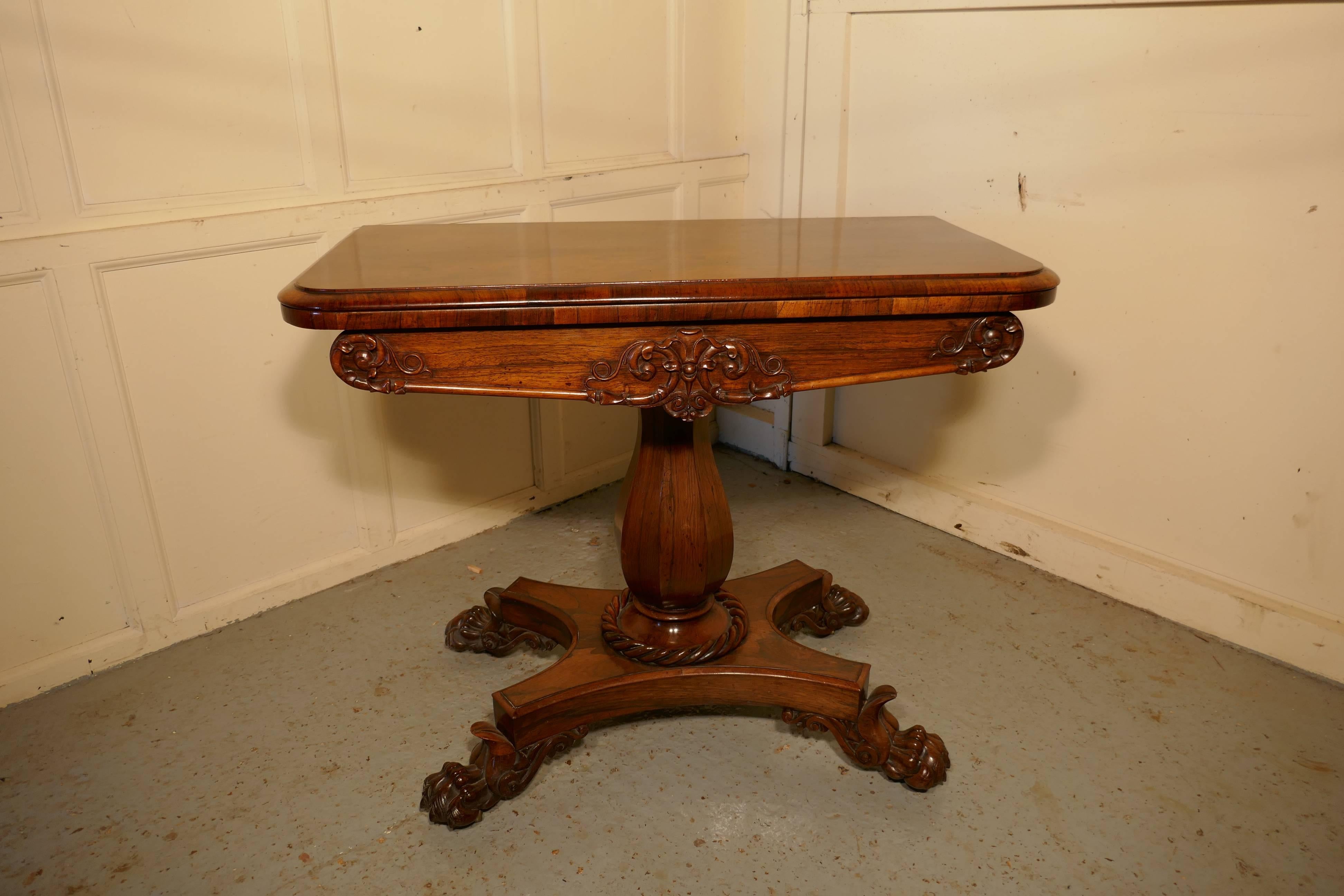 Superbe table de jeu ou de jeu à cartes pliante en noyer William IV 4