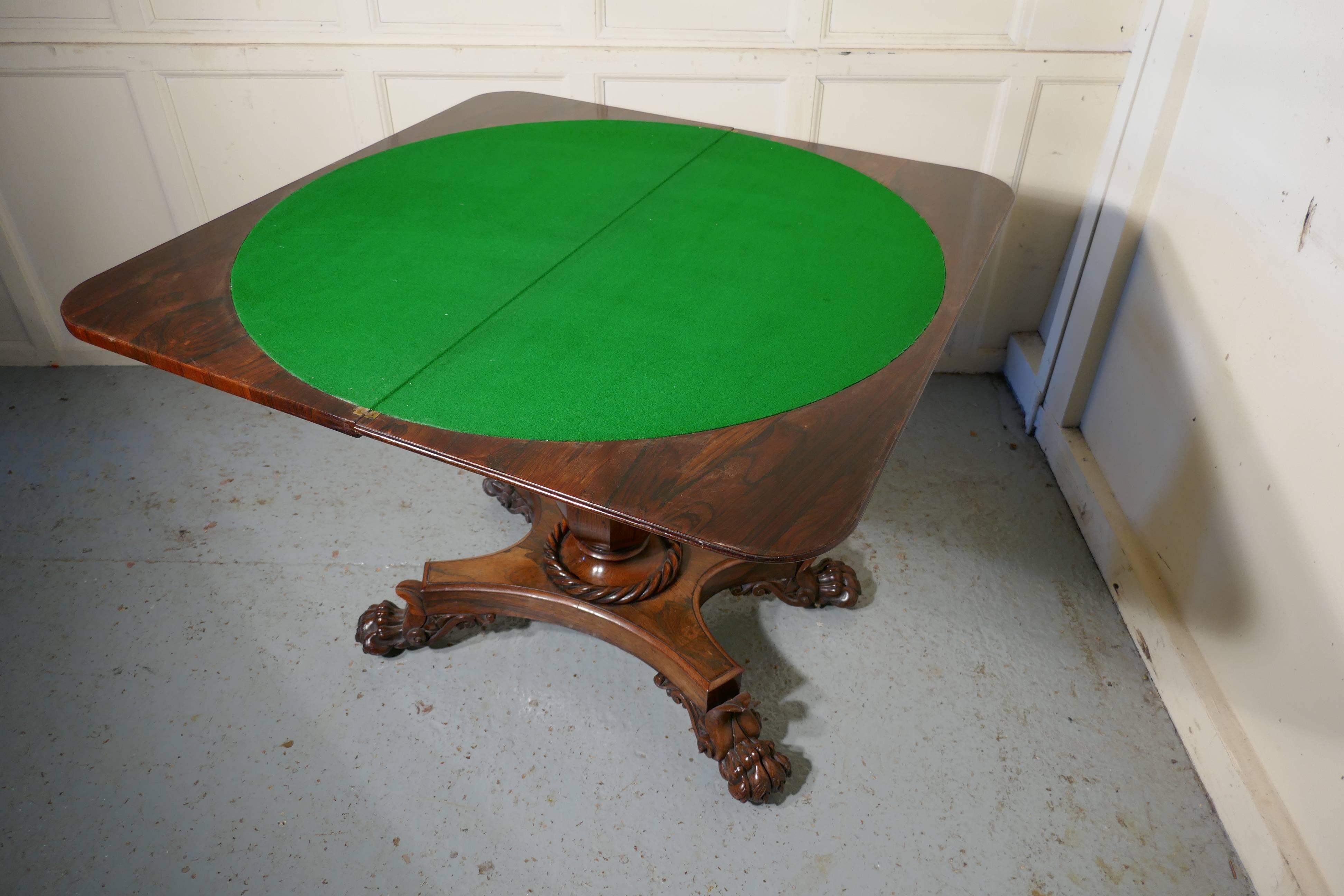 Apogée victorien Superbe table de jeu ou de jeu à cartes pliante en noyer William IV