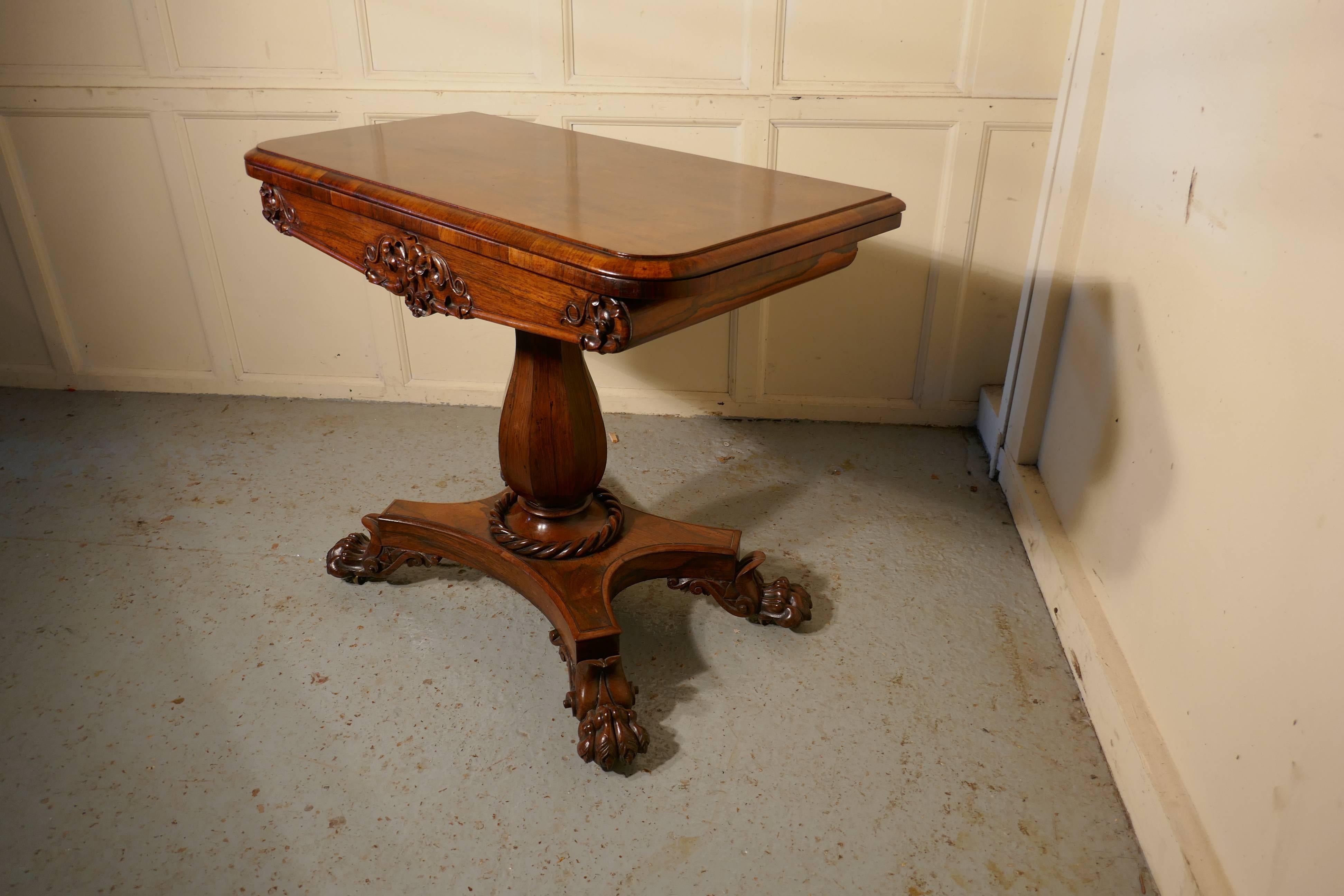 Superbe table de jeu ou de jeu à cartes pliante en noyer William IV 2