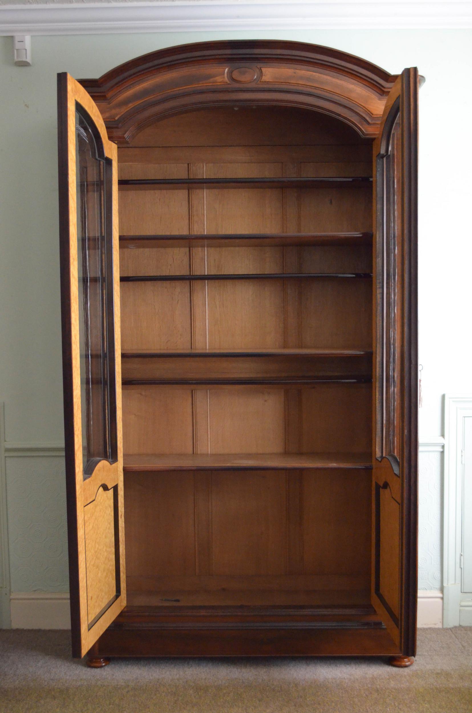 Victorian Superb XIXth Century Rosewood Bookcase or Display Cabinet For Sale