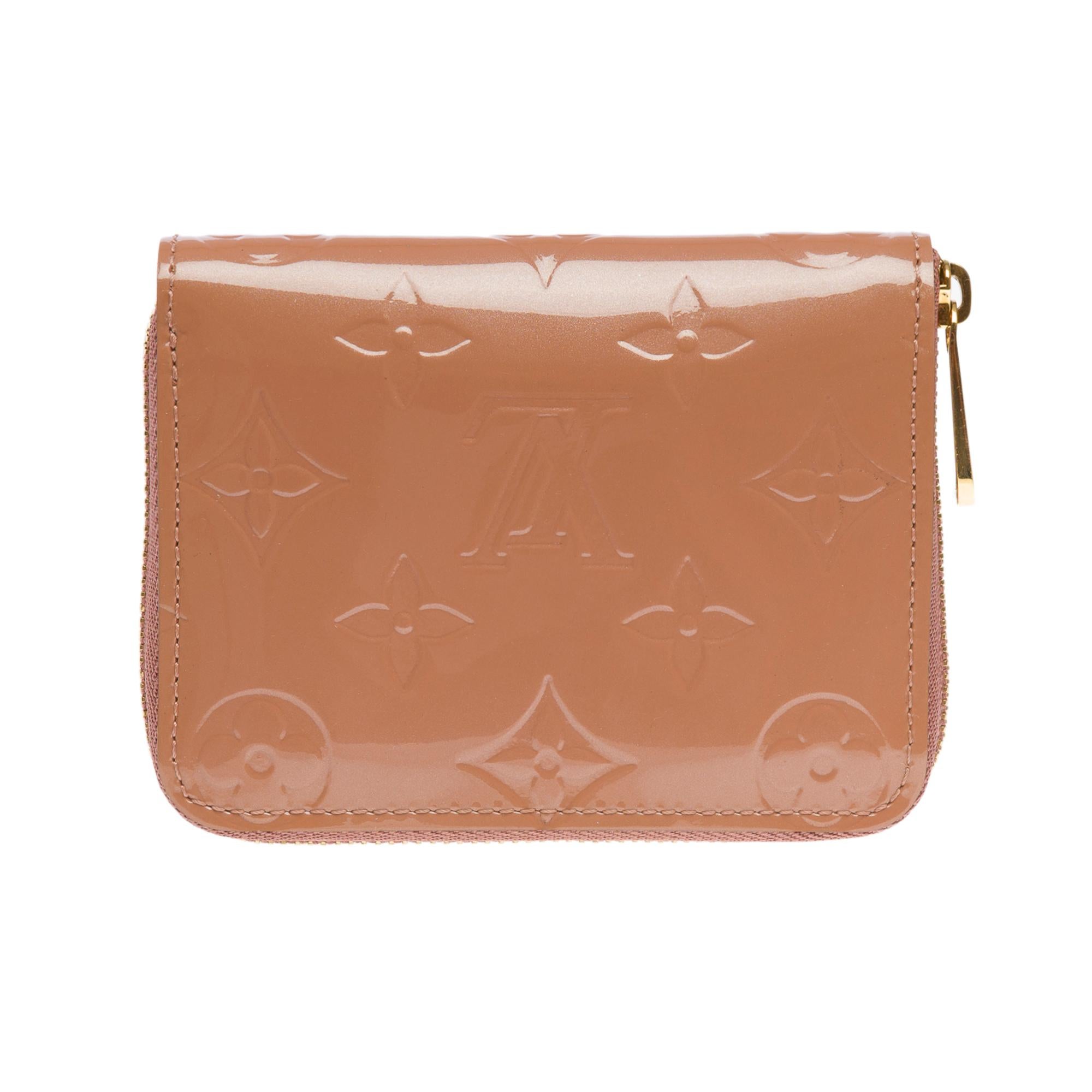 Superb​ ​Zippy​ ​Wallet/Coin​ ​Purse​ ​in​ ​Pink​ ​Monogram​ ​Patent​leather

Zip​ ​closure
Gold-tone​ ​metal​ ​hardware
2​ ​compartments,​ ​3​ ​flat​ ​pockets,​ ​4​ ​card​ ​slots
Signature:​ ​