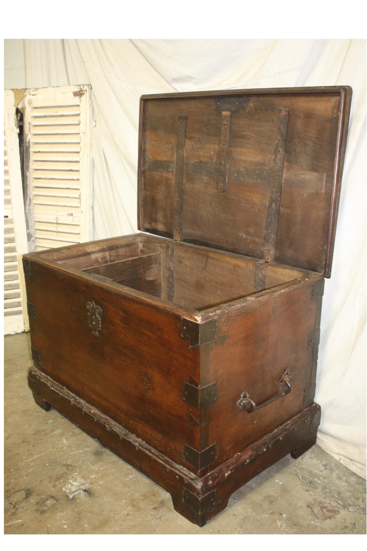 Superbe 17th Century French Blanket Chest or Trunk For Sale 4