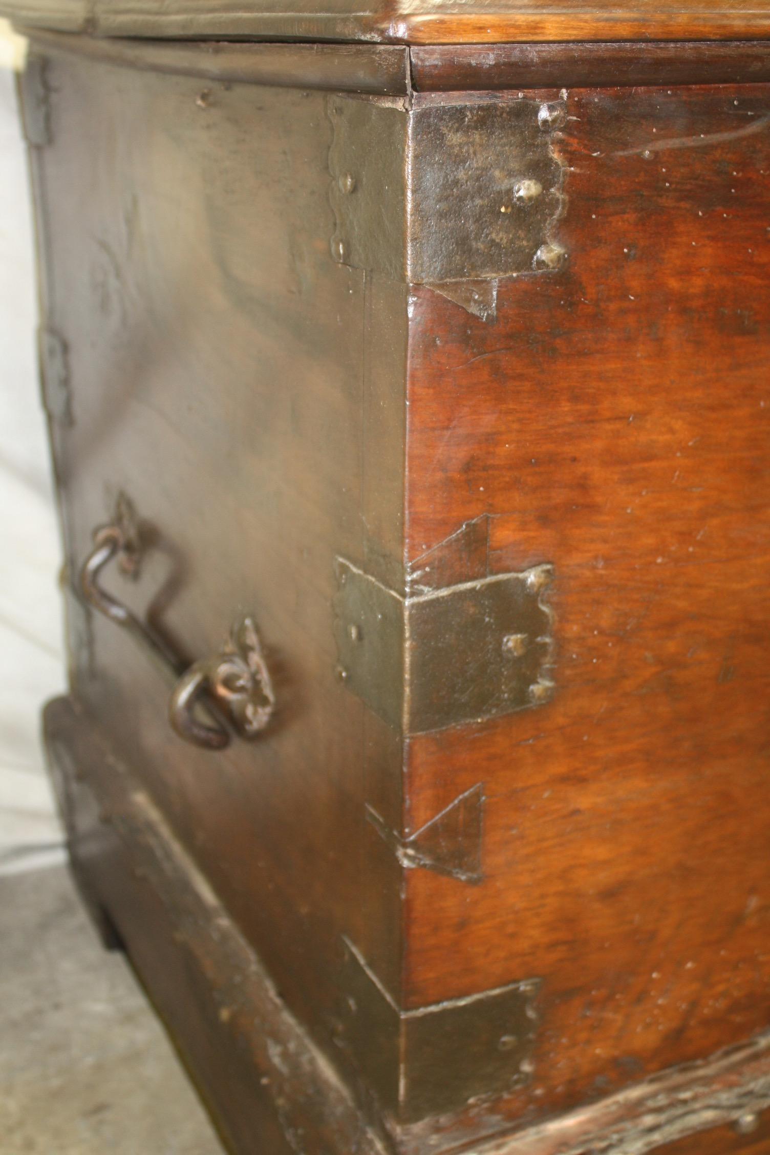 Superbe 17th Century French Blanket Chest or Trunk For Sale 8