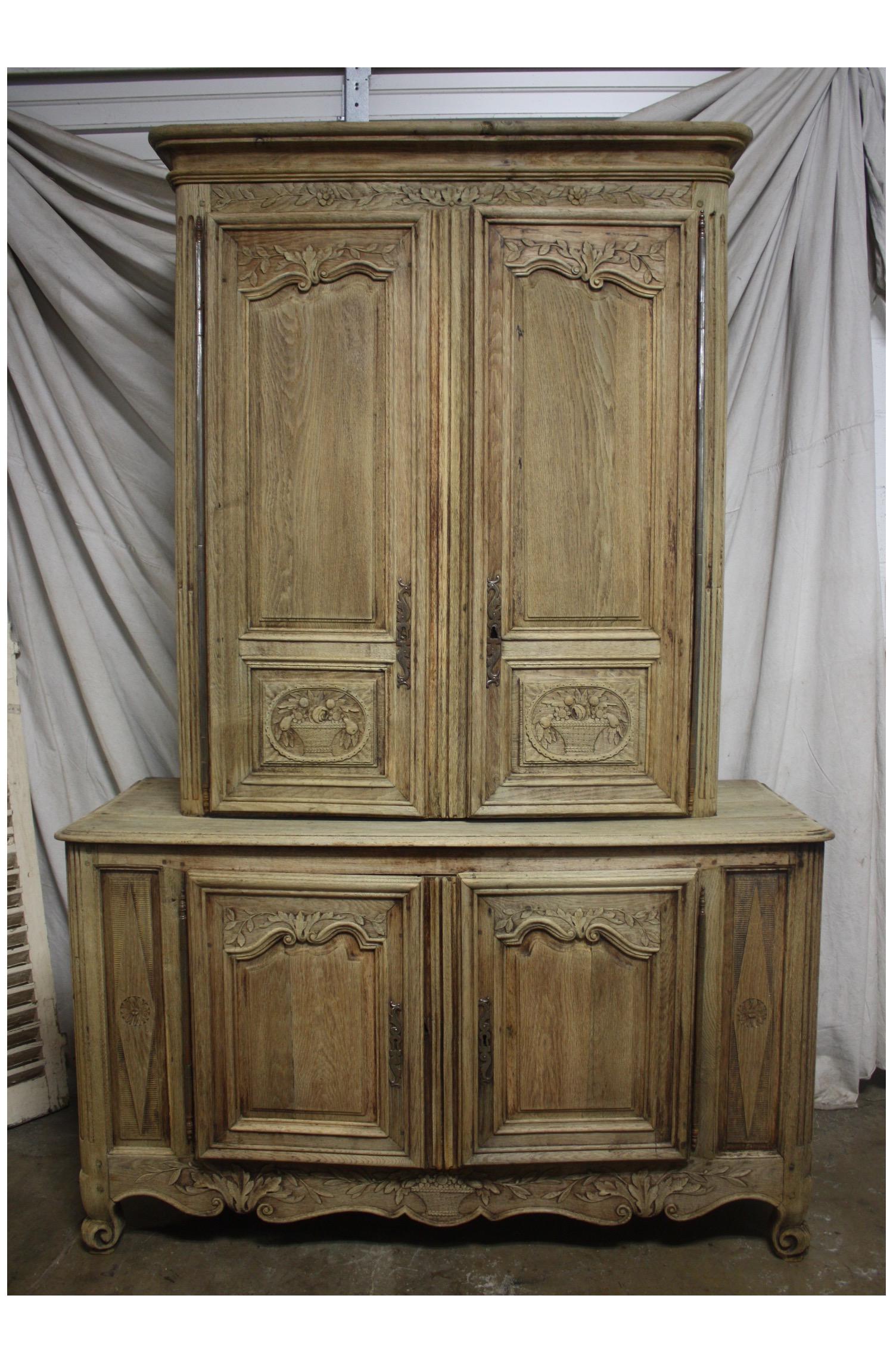 Superbe 18th Century French Cabinet 