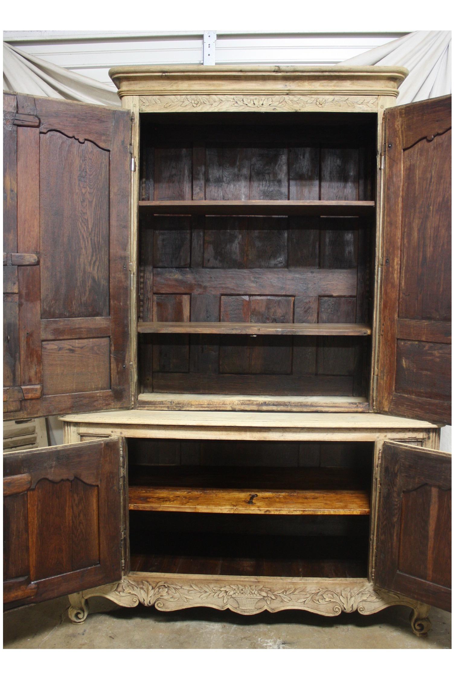 Superbe 18th Century French Cabinet 