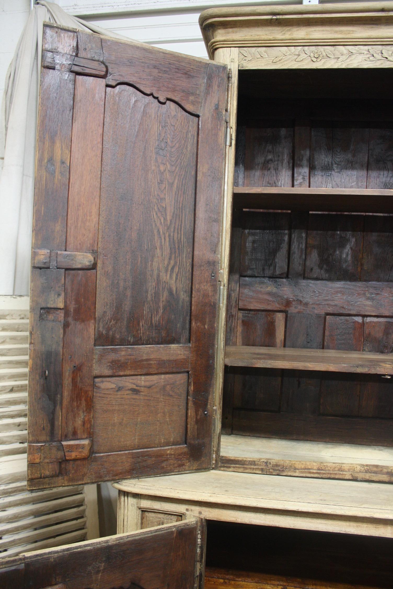 Superbe 18th Century French Cabinet 