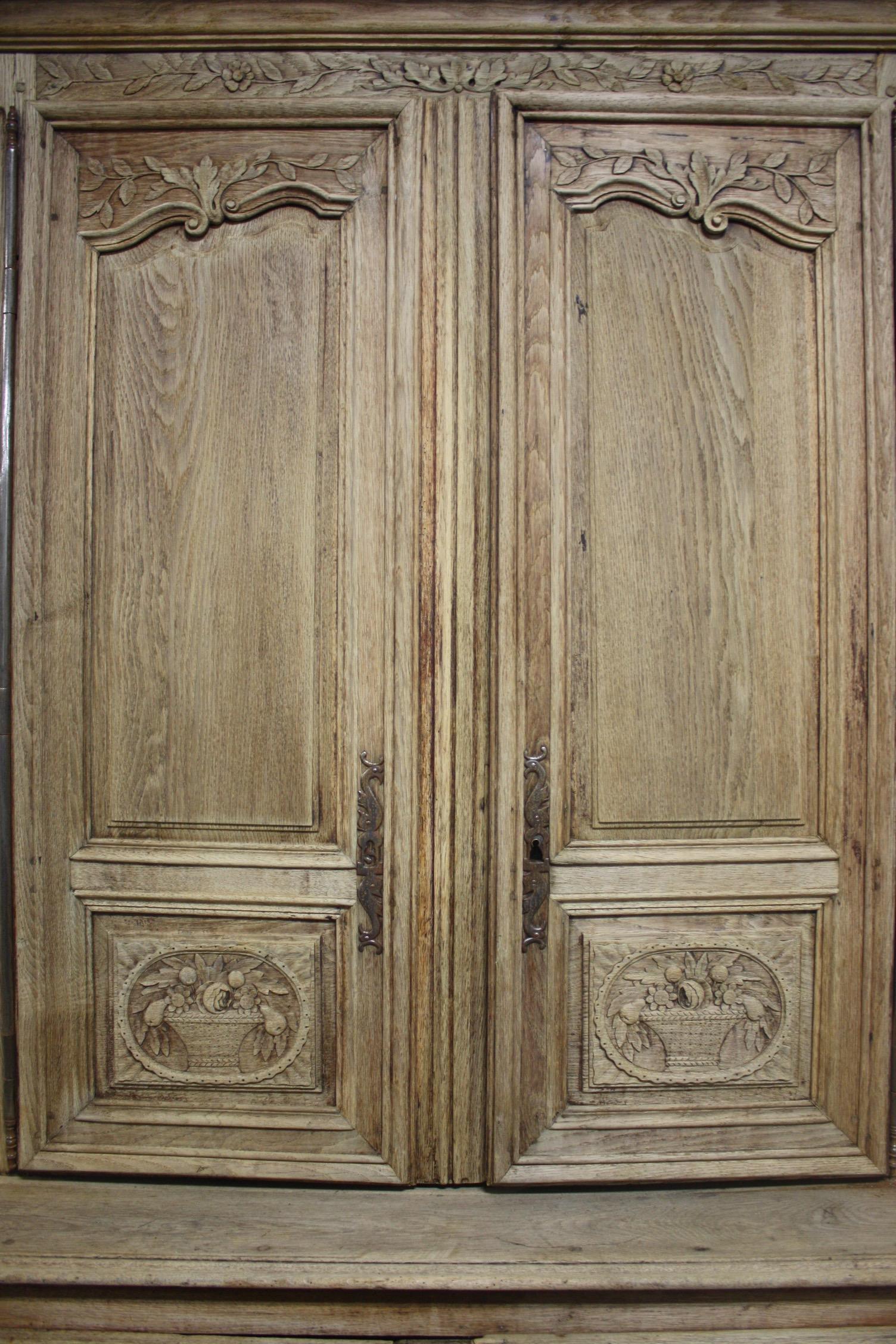 Superbe 18th Century French Cabinet 
