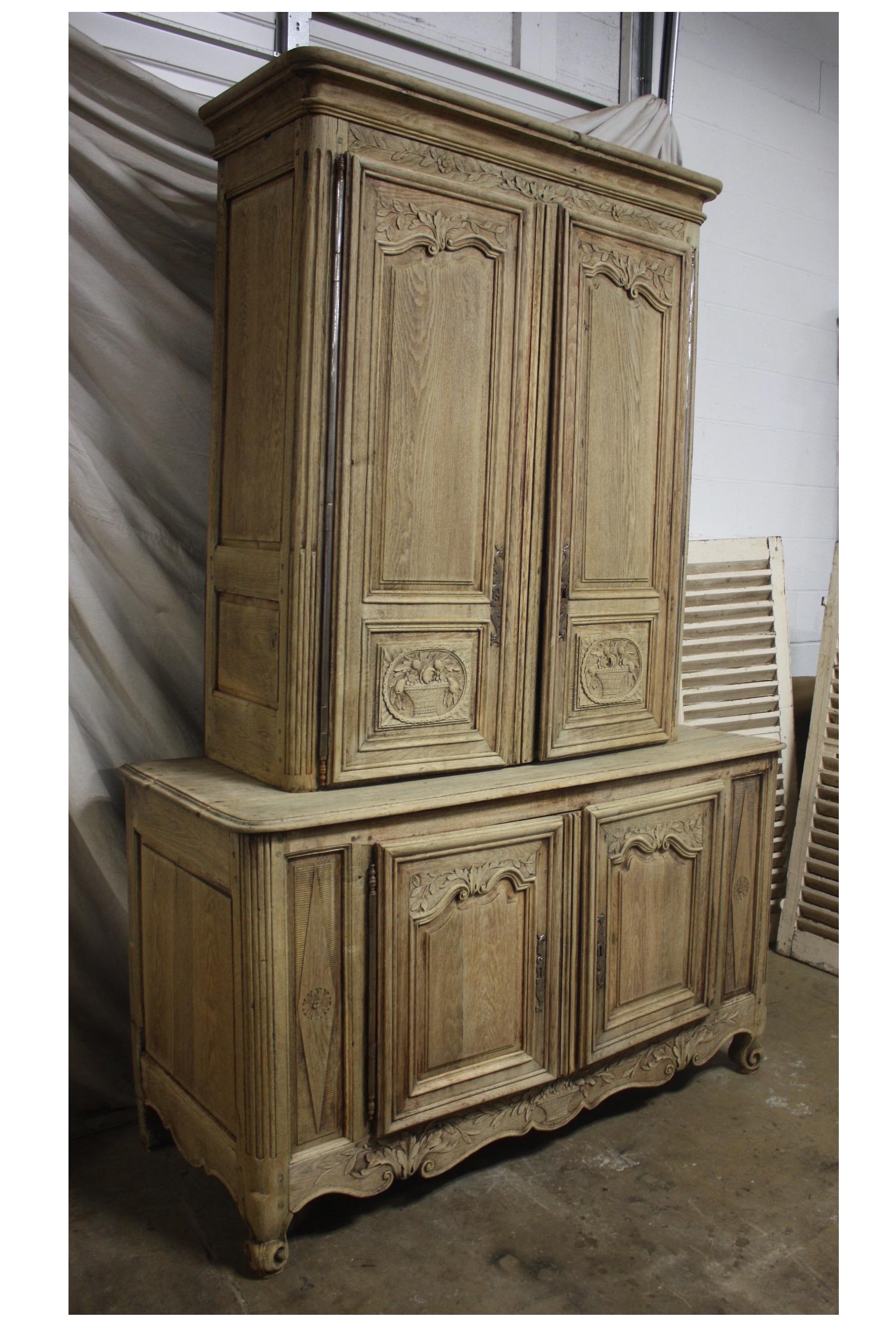Superbe 18th Century French Cabinet 
