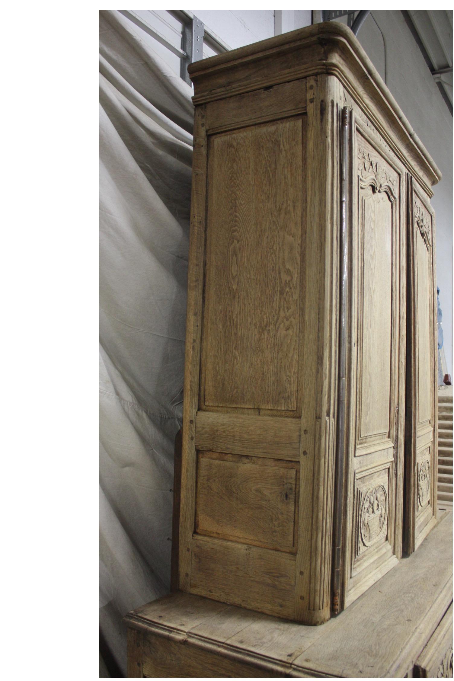 Superbe 18th Century French Cabinet 