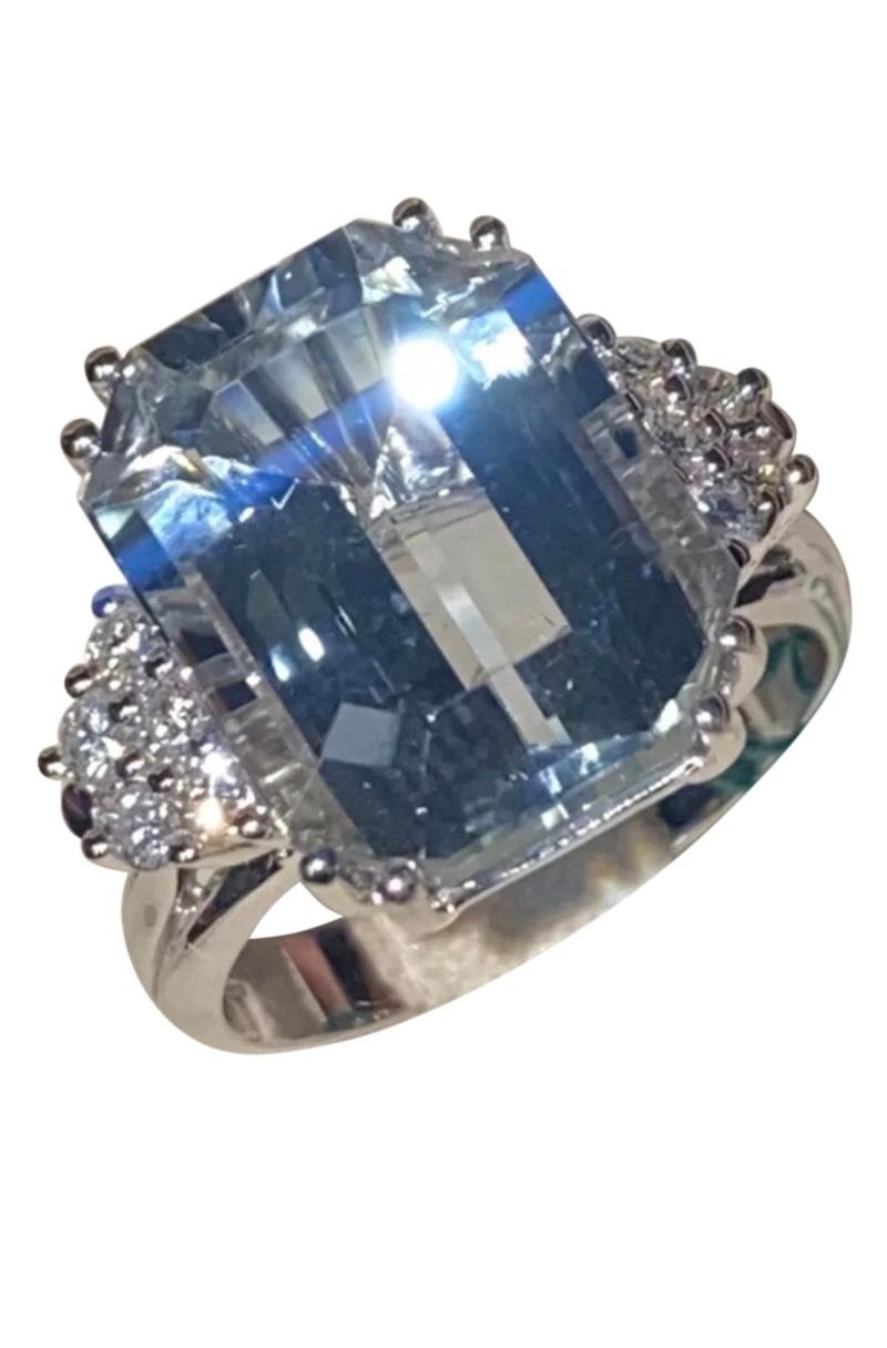 Exclusive design in 18k with amazing natural acquamarine ct 10,50 and natural diamonds round brilliant cut ct 0,33 G/VS.
Handmade by Italian artisan goldsmith.
Excellent manufacture. 
Complete with certificate.