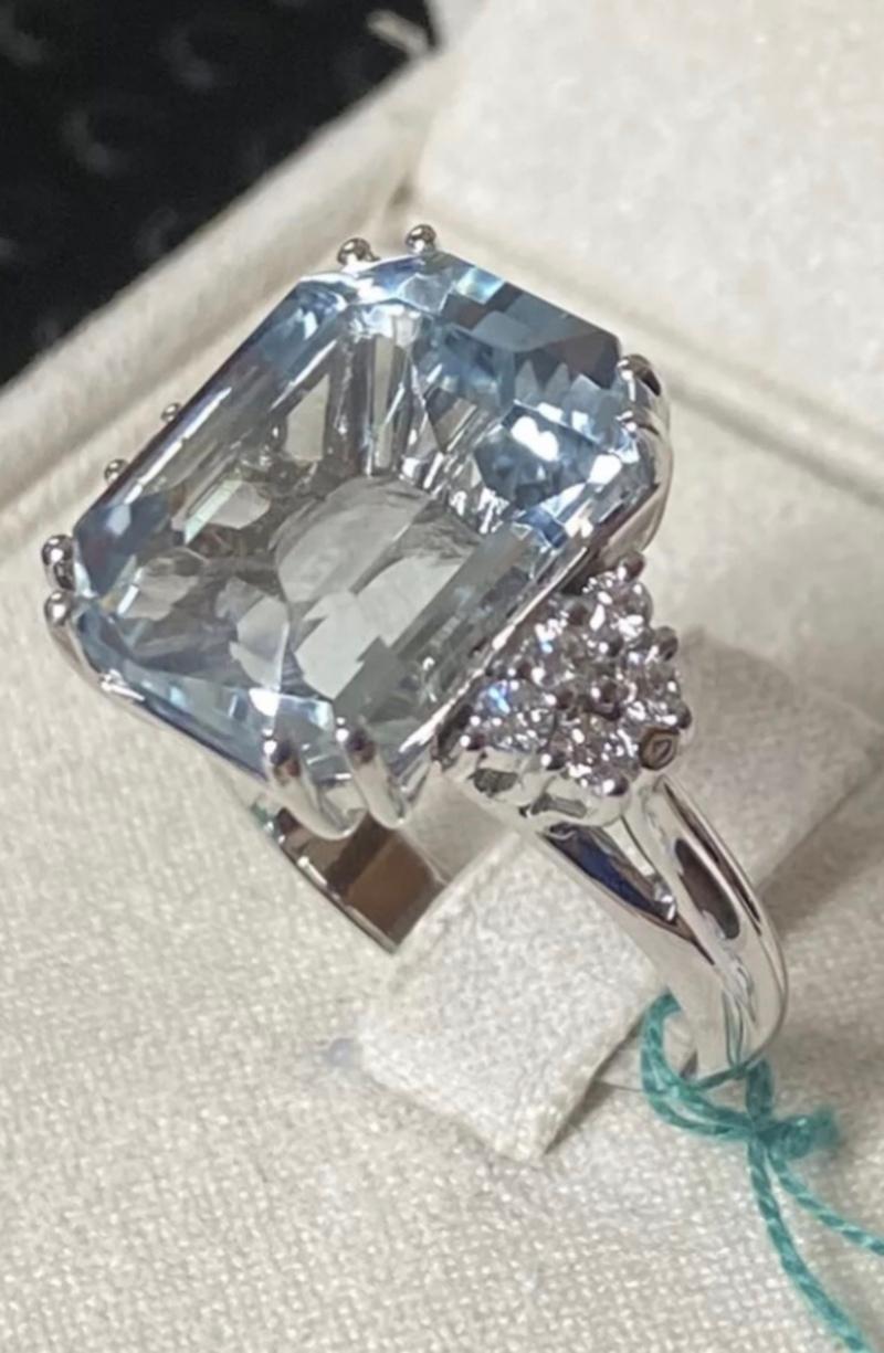 Contemporary Superbe Ct 10, 50 of Acquamarine and Diamonds on Ring For Sale