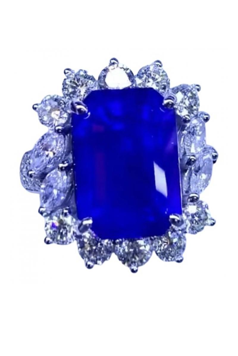 Contemporary Superbe Ct 10, 79 of Royal Blu Ceylon Sapphire and Diamonds on Ring For Sale