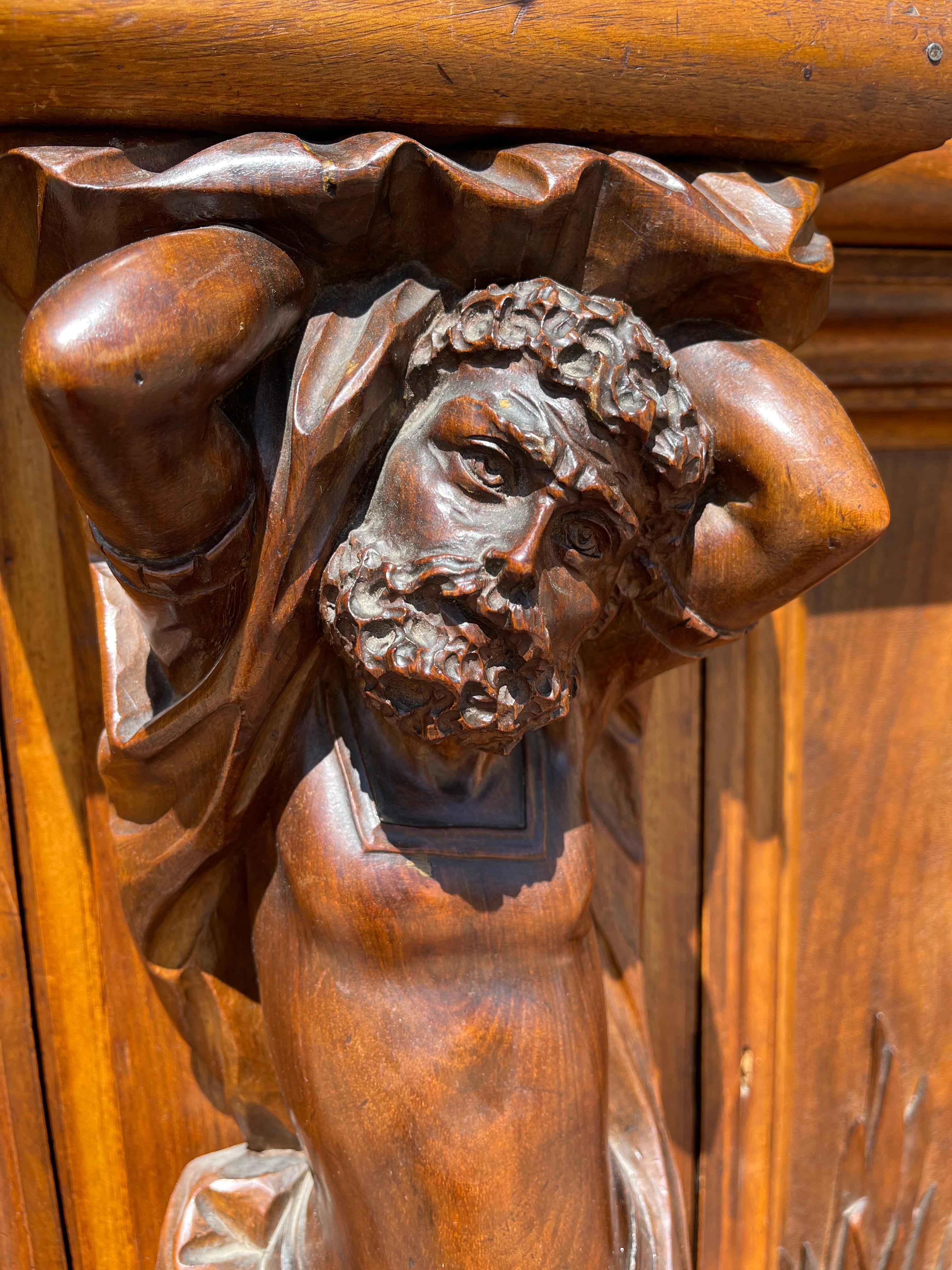 19th Century, Wonderful Carved Walnut Buffet Italian Style In Good Condition In Beaune, FR