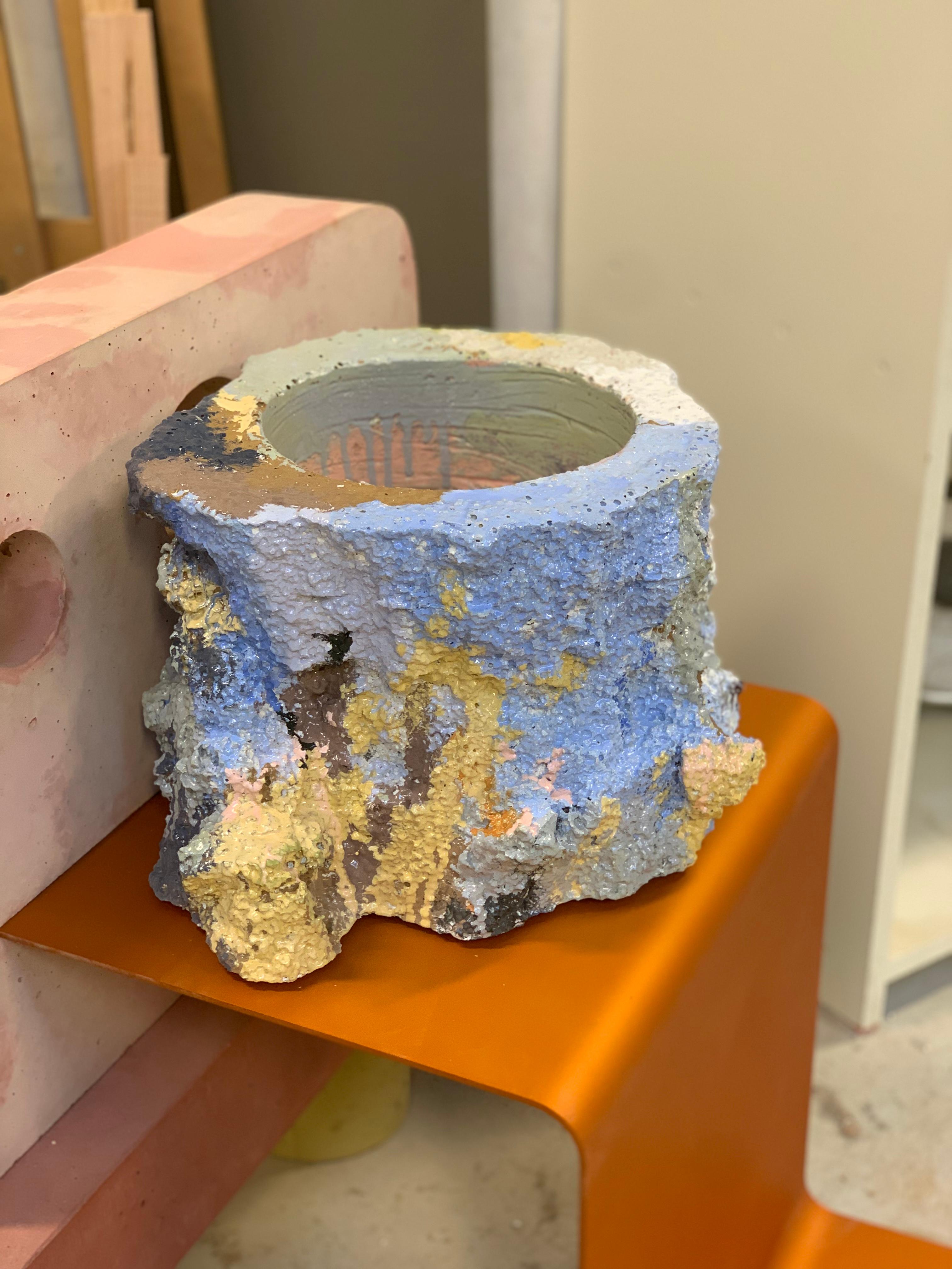 Ce récipient en céramique émaillée et en béton de Pettersen &New est une exploration continue de la surface et du matériau, qui a commencé avec la collection de vases superbloom, et qui contient maintenant différents objets et récipients exposés à