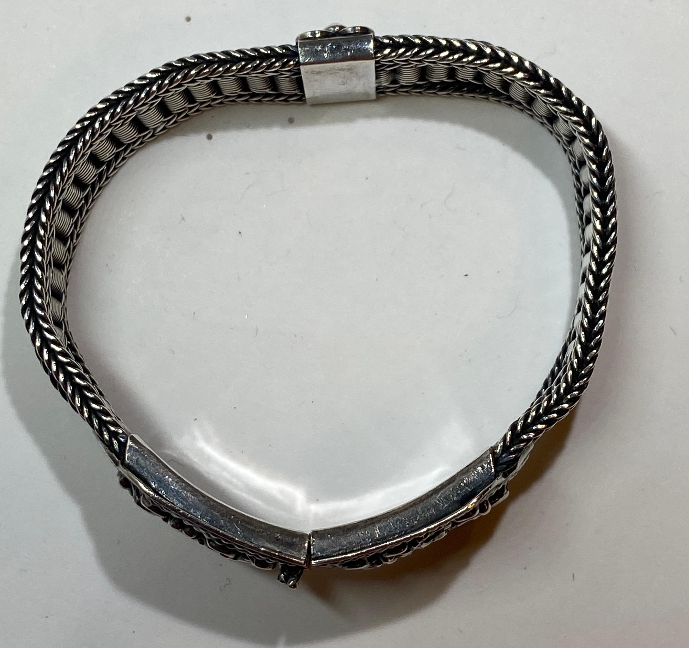 Superbly Detailed Victorian Sterling Silver Floral Accent Clasp Bracelet In Good Condition For Sale In New York, NY