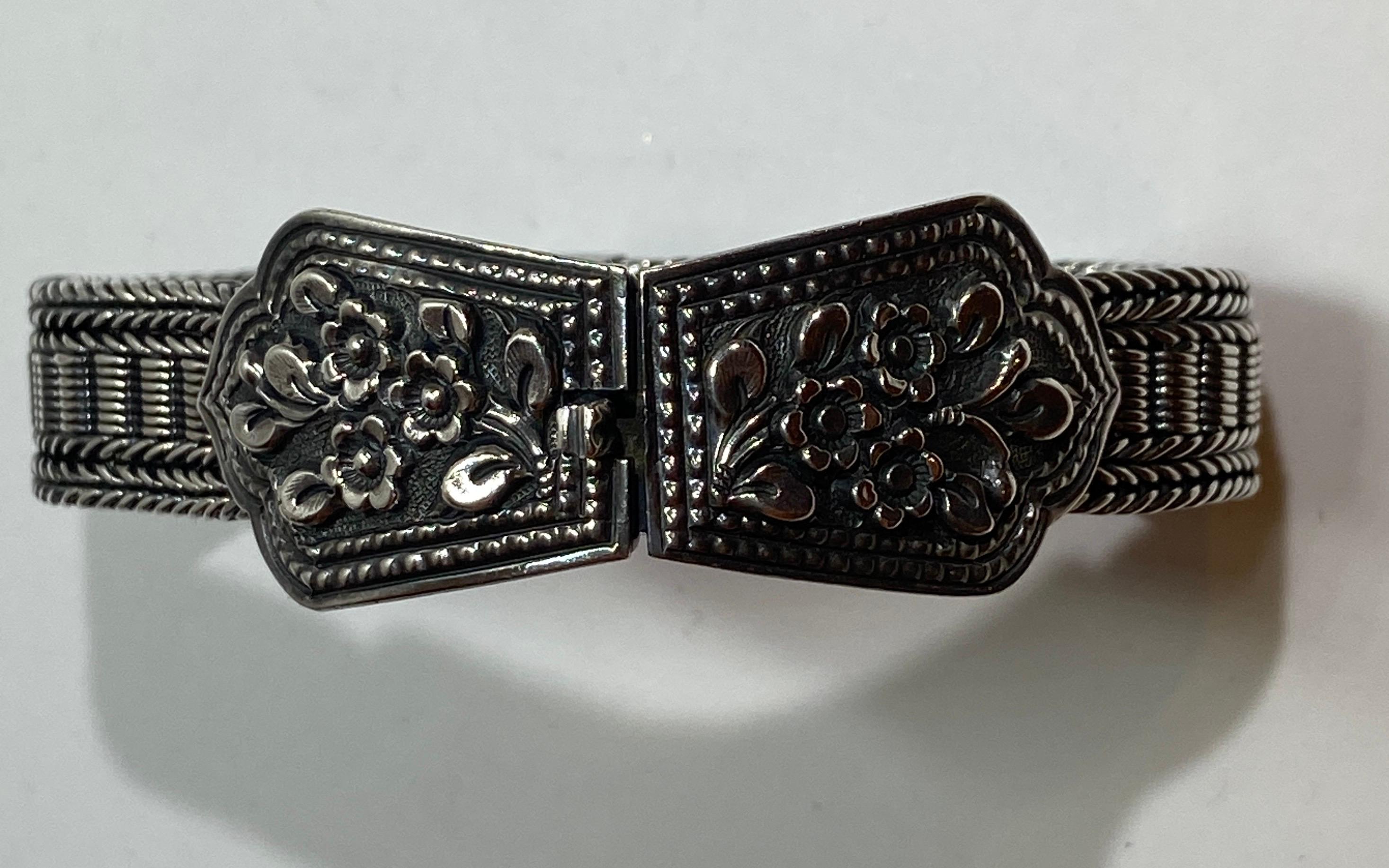 Women's or Men's Superbly Detailed Victorian Sterling Silver Floral Accent Clasp Bracelet For Sale