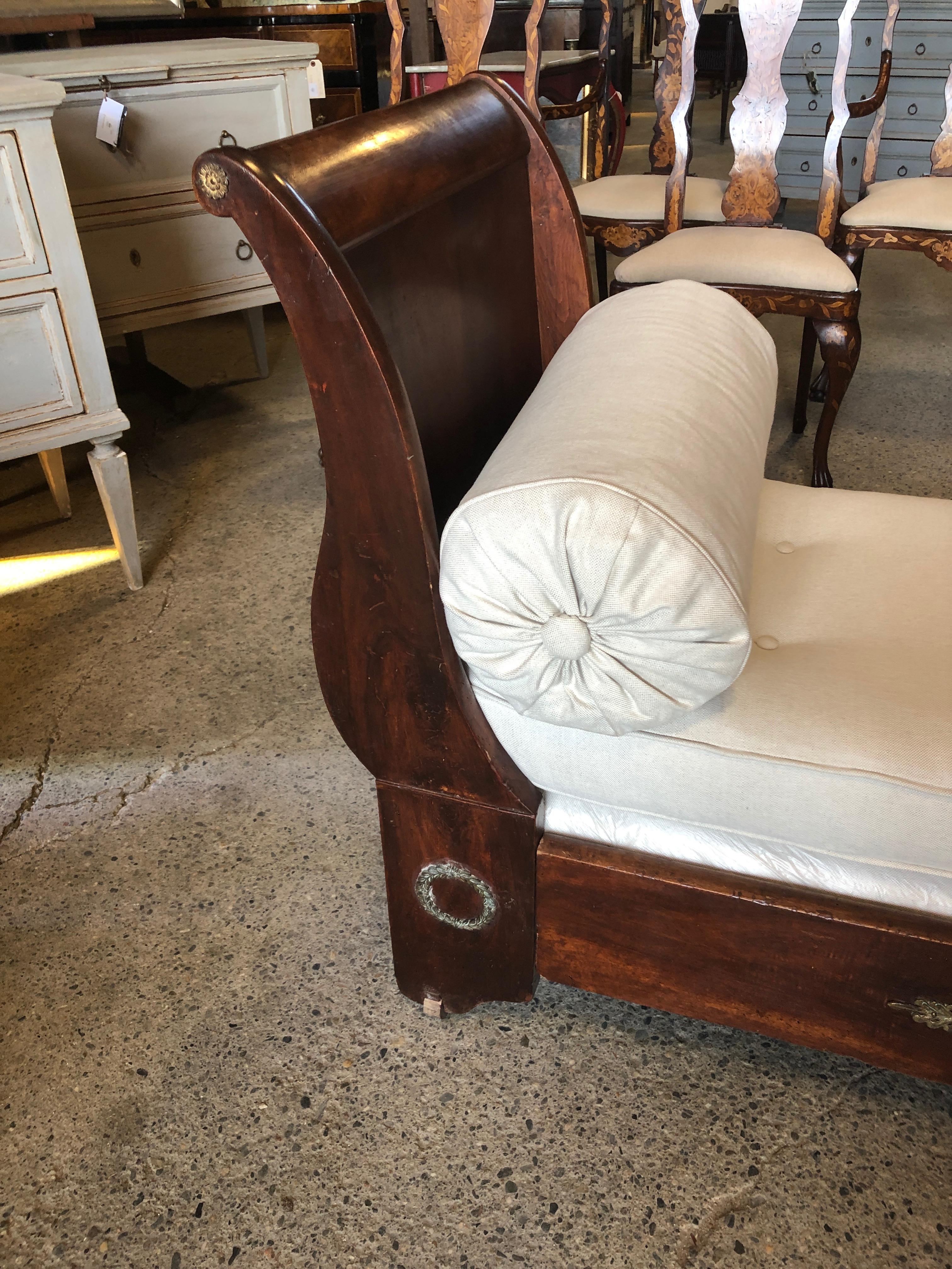 Letto da giorno in mogano Impero francese superbamente elegante con tappezzeria di lusso 6