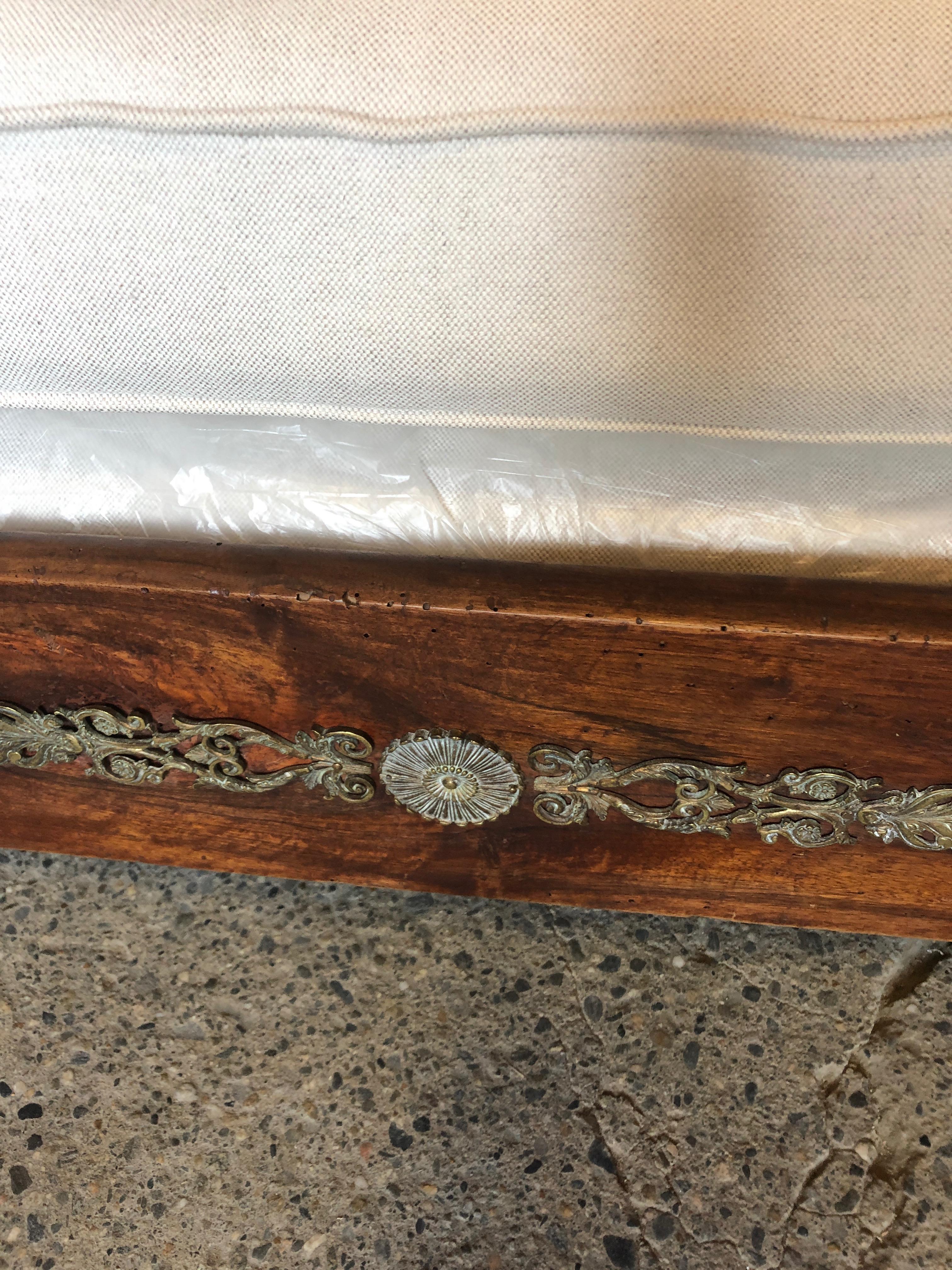 Letto da giorno in mogano Impero francese superbamente elegante con tappezzeria di lusso In condizioni ottime a Hopewell, NJ