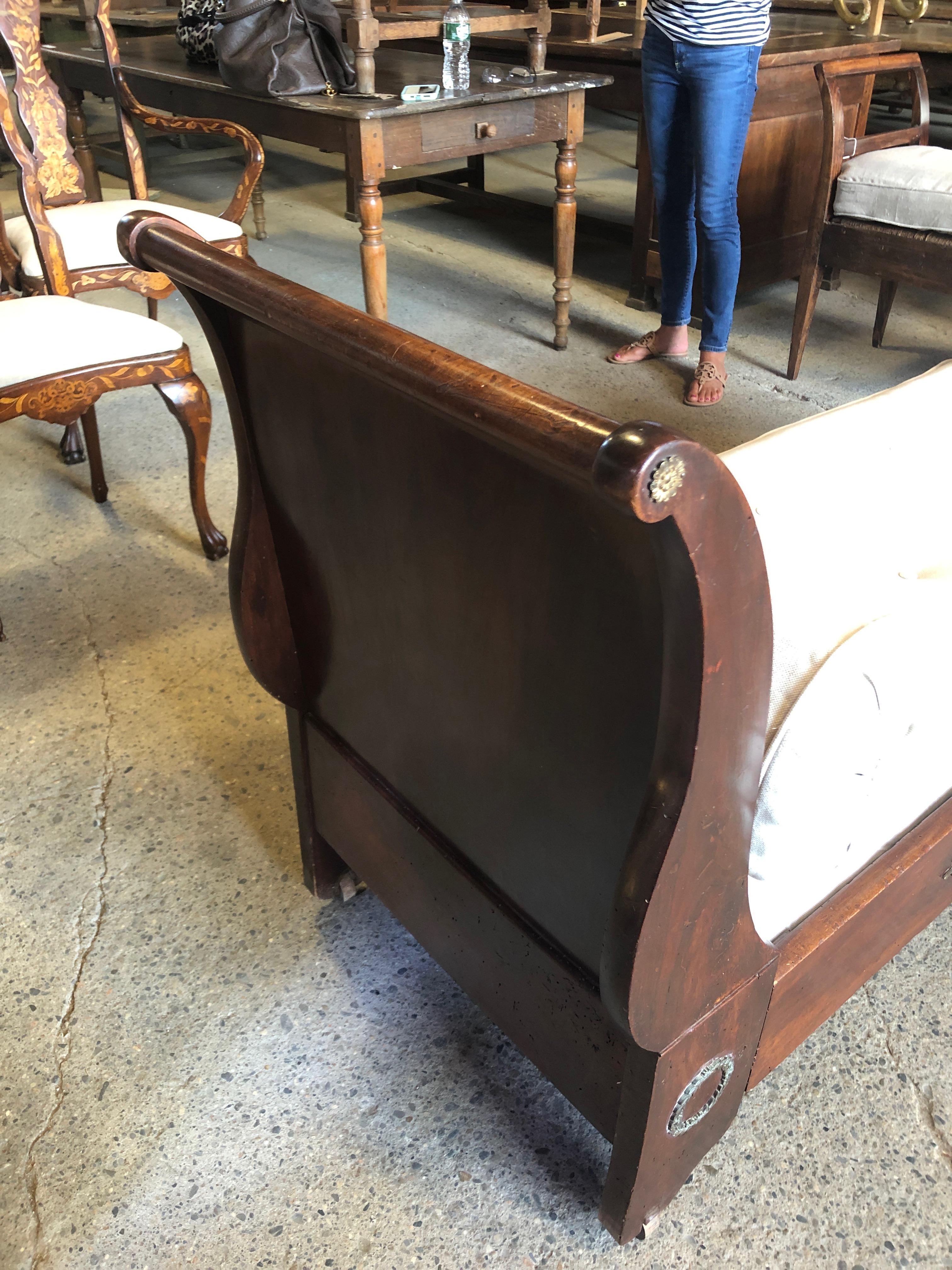 Tappezzeria Letto da giorno in mogano Impero francese superbamente elegante con tappezzeria di lusso