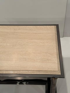 Tavolo da cocktail Hollywood Regency superbamente elegante in marmo, ottone e acciaio colorato