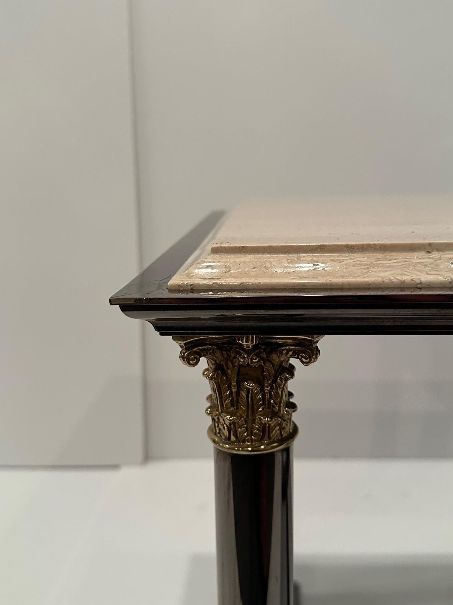 Elegantísima Mesa de Cóctel Hollywood Regency de Mármol, Latón y Acero Tintado en Bueno estado para la venta en Hopewell, NJ