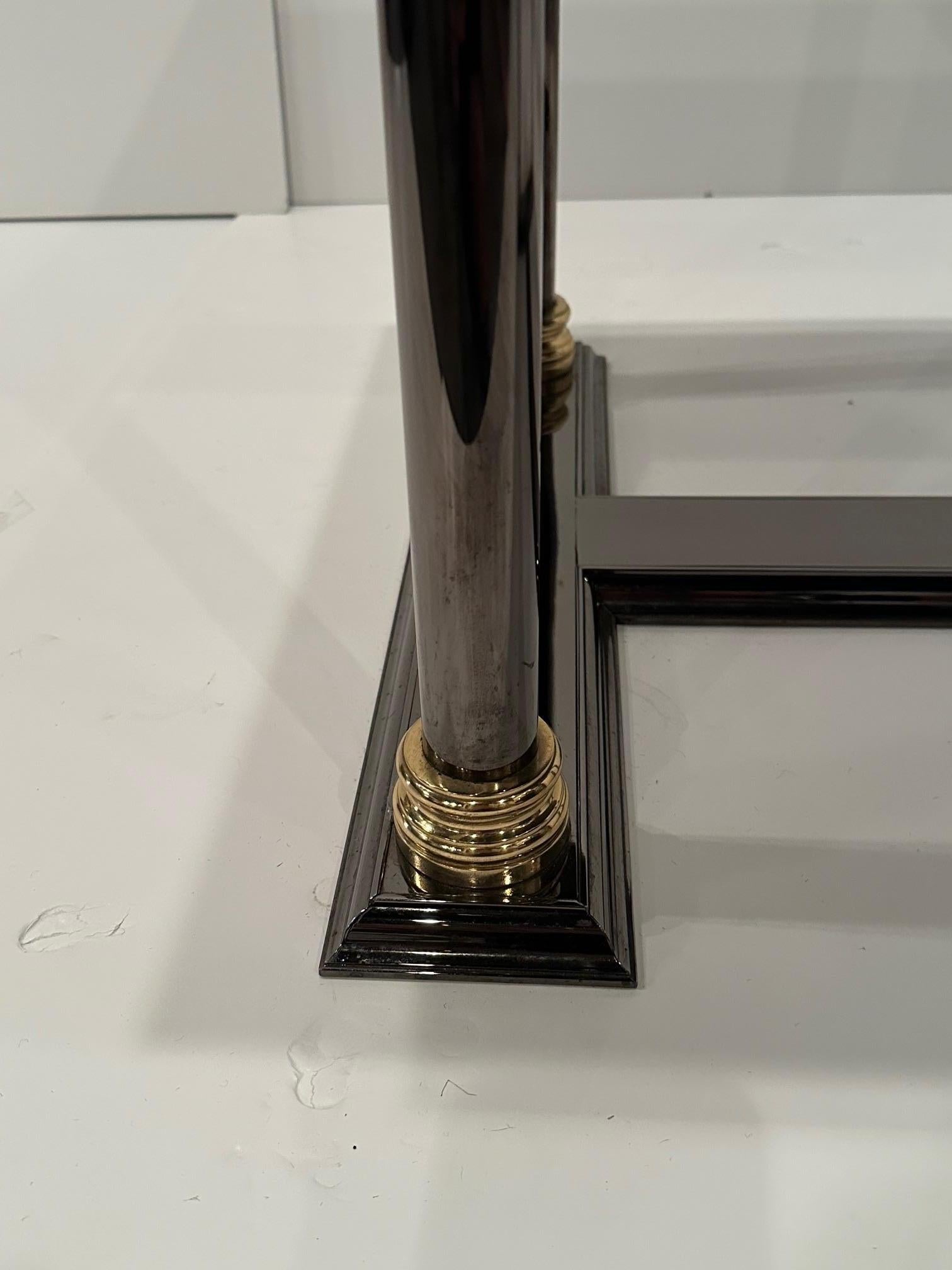 Elegantísima Mesa de Cóctel Hollywood Regency de Mármol, Latón y Acero Tintado finales del siglo XX en venta