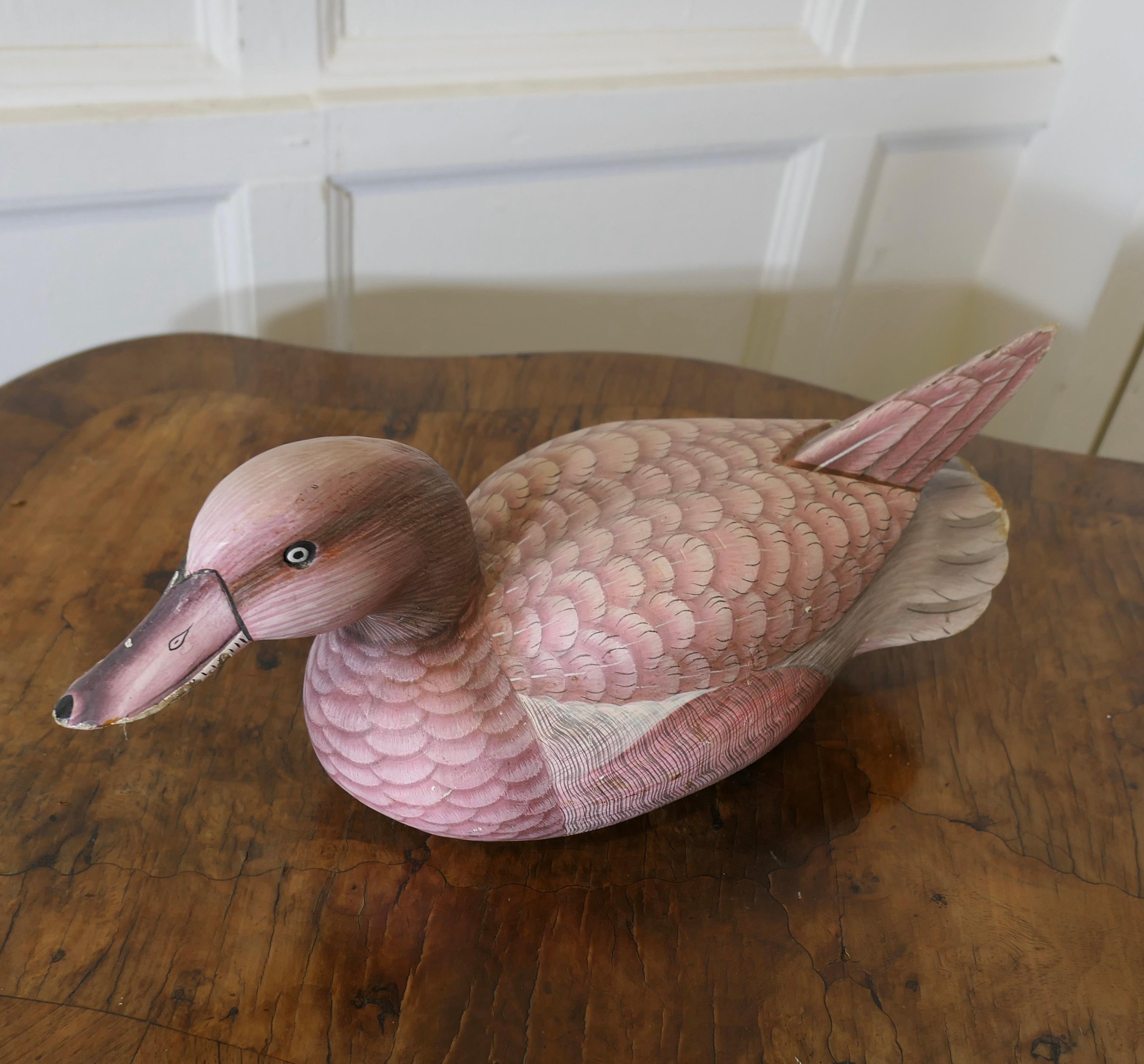 
Duck de décoration magnifiquement peint et sculpté

Il s'agit d'un bon appelant du 19ème siècle sculpté dans du bois de fruitier, les plumes et les traits sont délicatement peints avec des détails très fins, il a des yeux sculptés, c'est une pièce