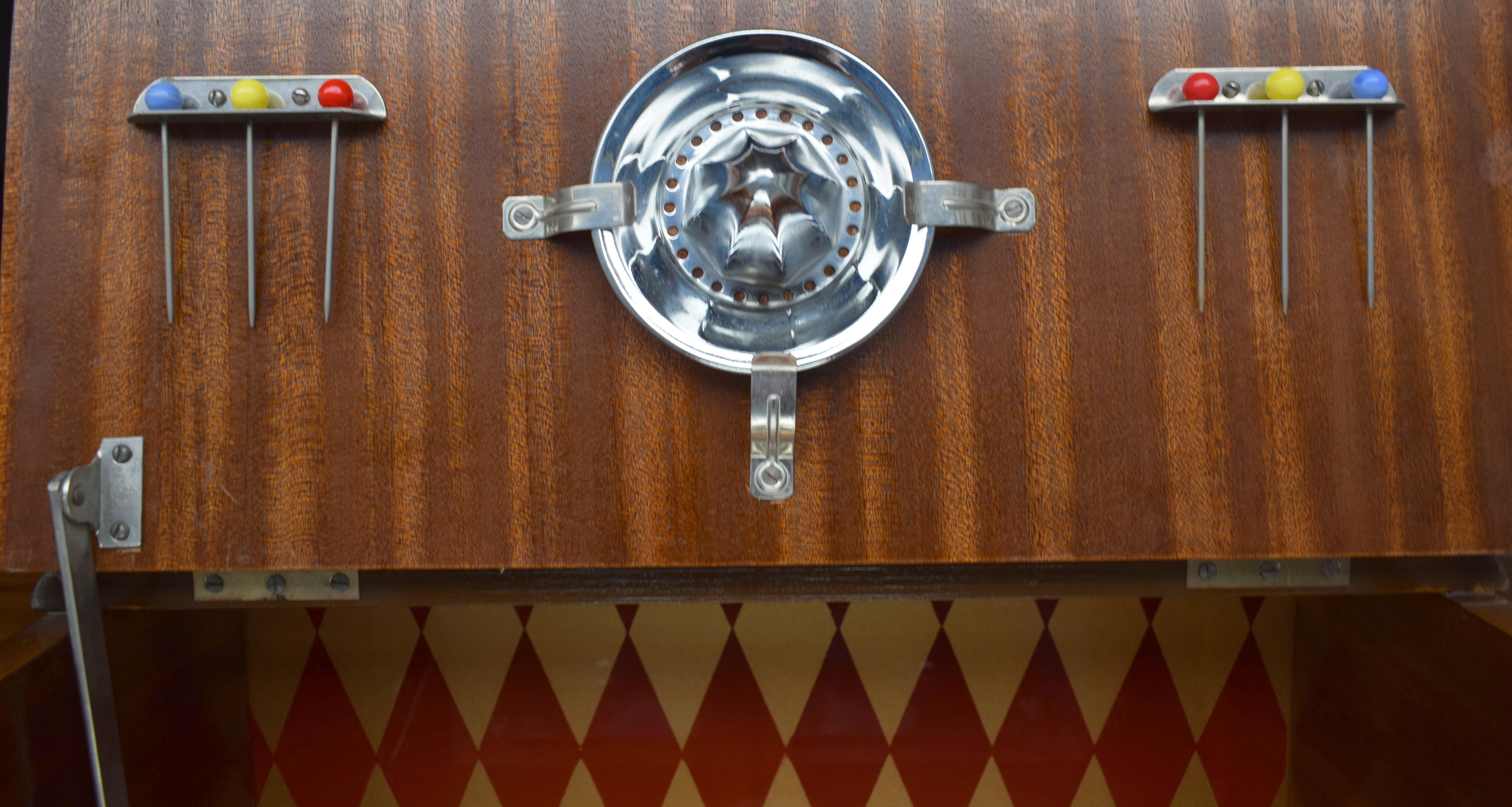 English Superbly Stylish 1930s Art Deco Walnut Cocktail Cabinet Dry Bar