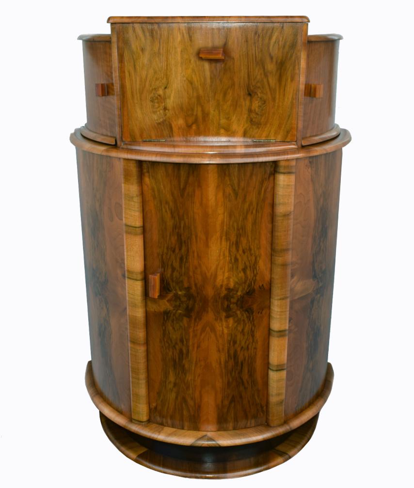 20th Century Superbly Stylish 1930s Art Deco Walnut Cocktail Cabinet Dry Bar