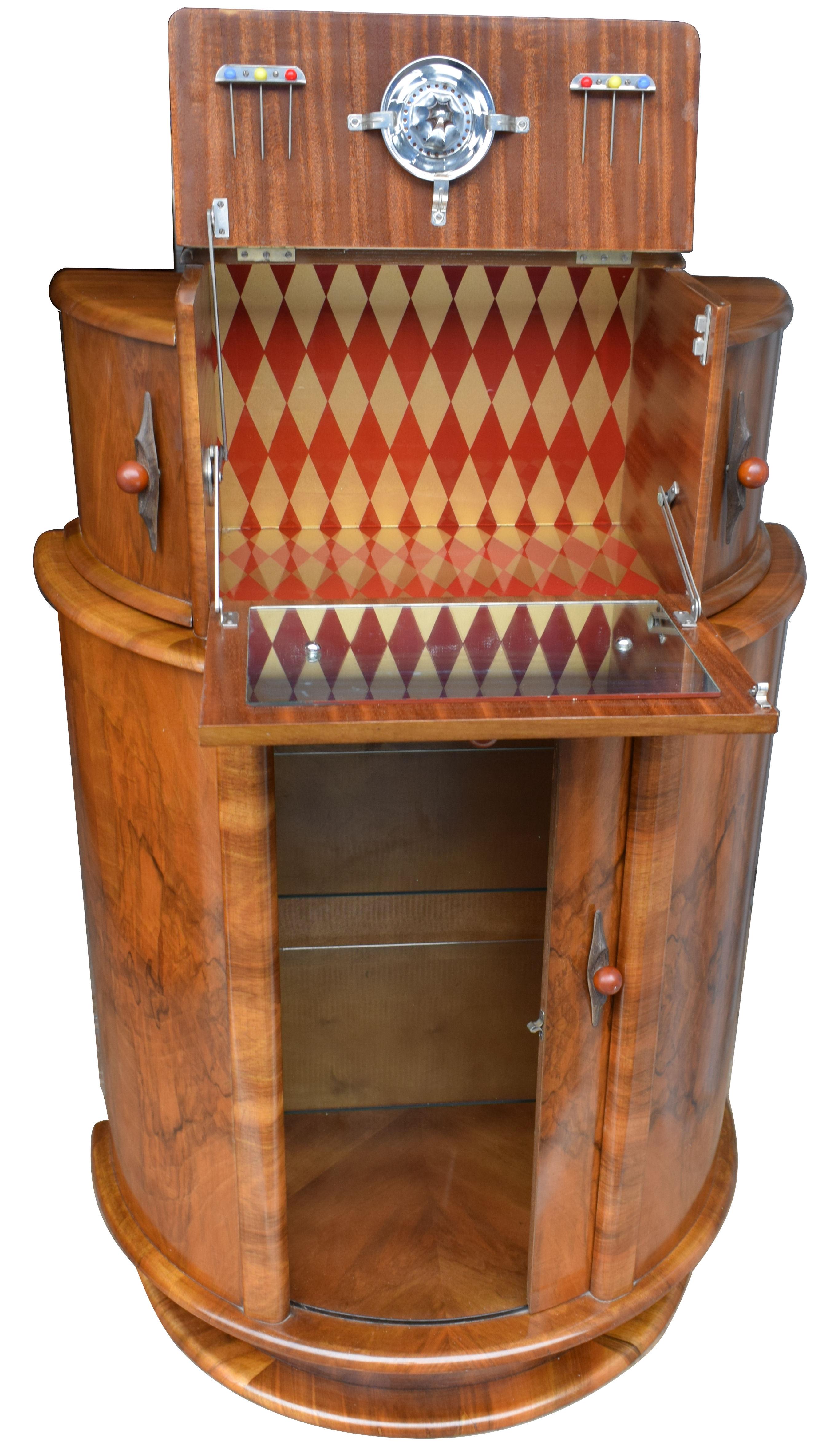 Superbly Stylish 1930s Art Deco Walnut Cocktail Cabinet Dry Bar In Good Condition In Devon, England