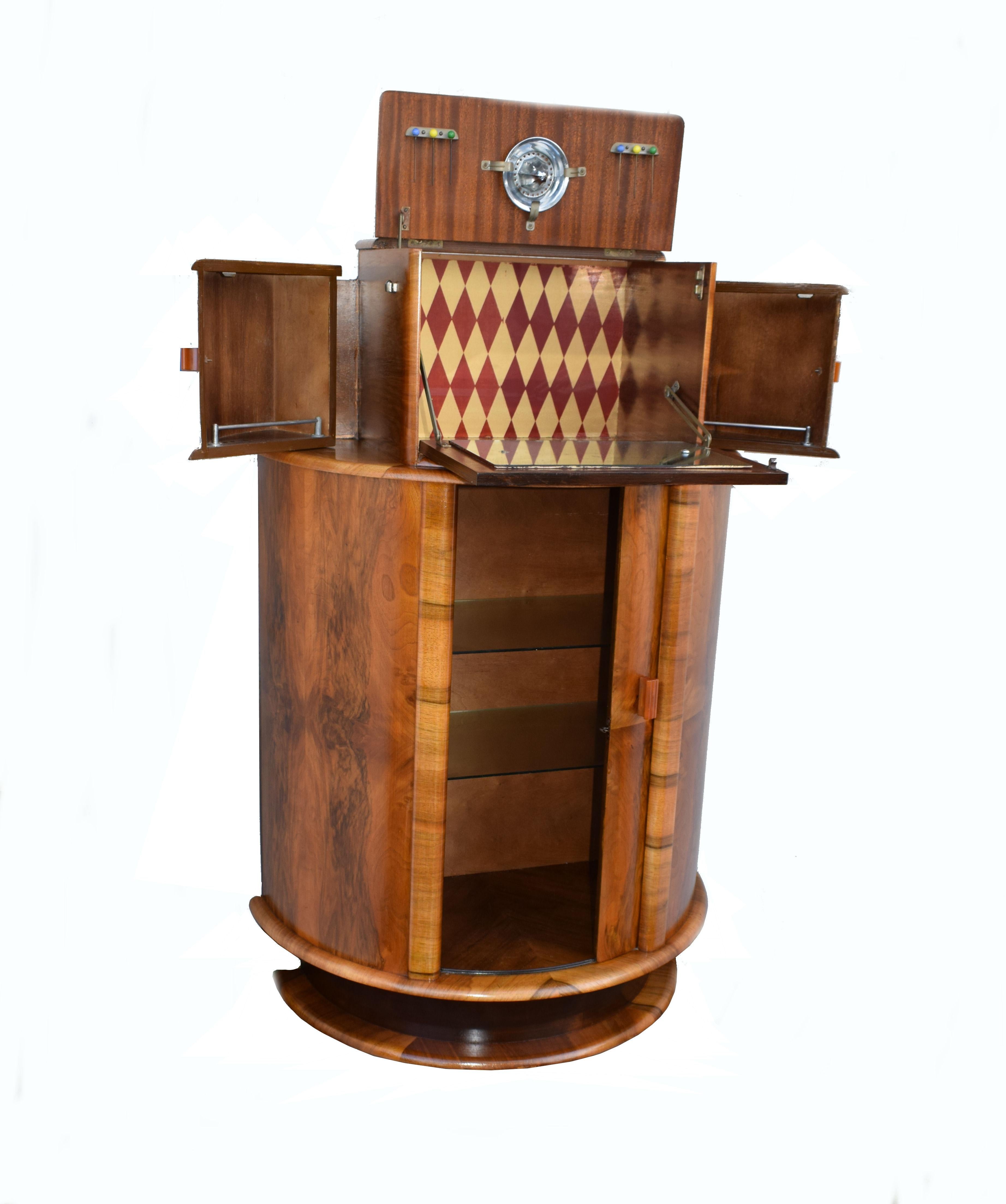 Superbly Stylish 1930s Art Deco Walnut Cocktail Cabinet Dry Bar In Good Condition In Devon, England