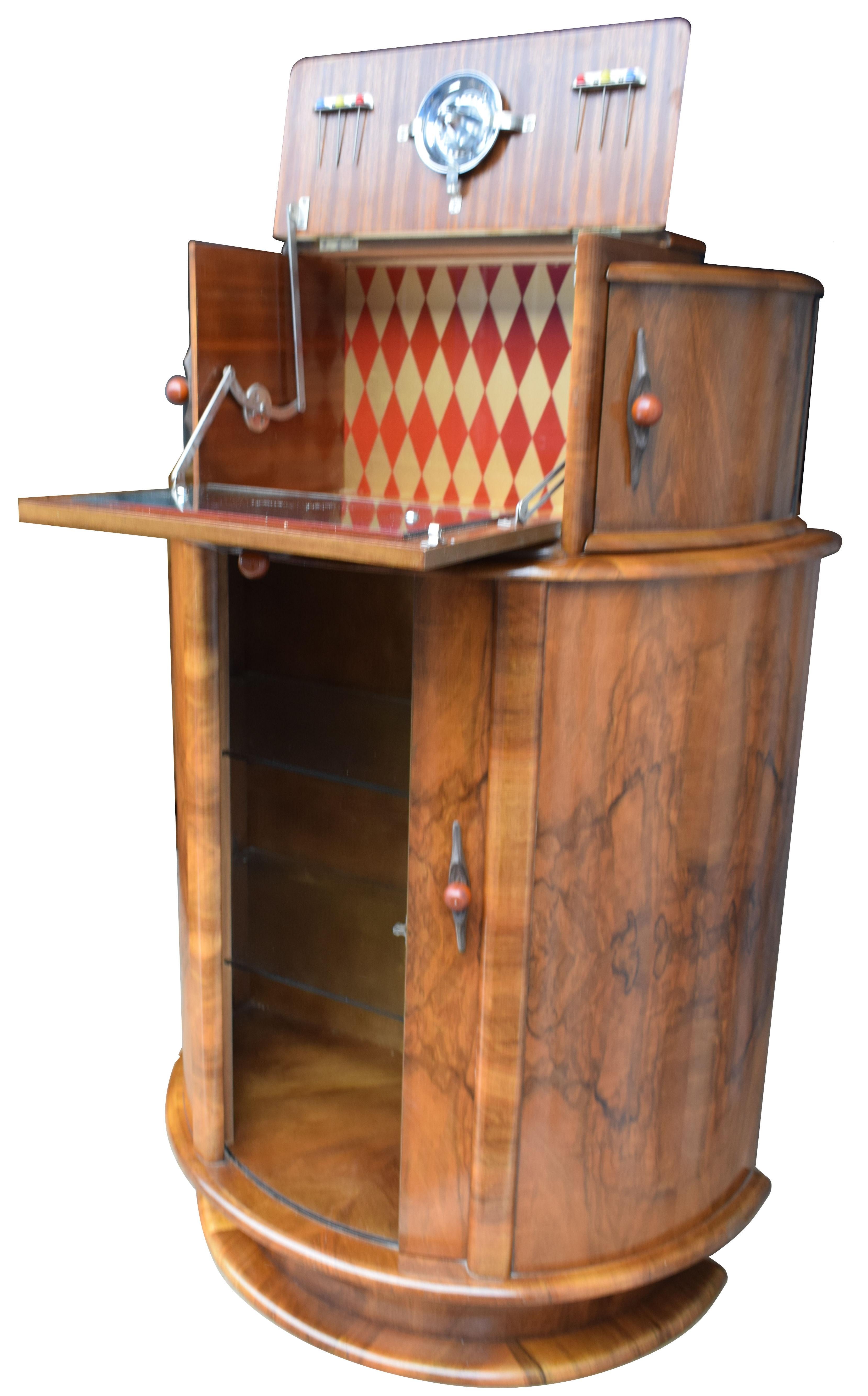 20th Century Superbly Stylish 1930s Art Deco Walnut Cocktail Cabinet Dry Bar