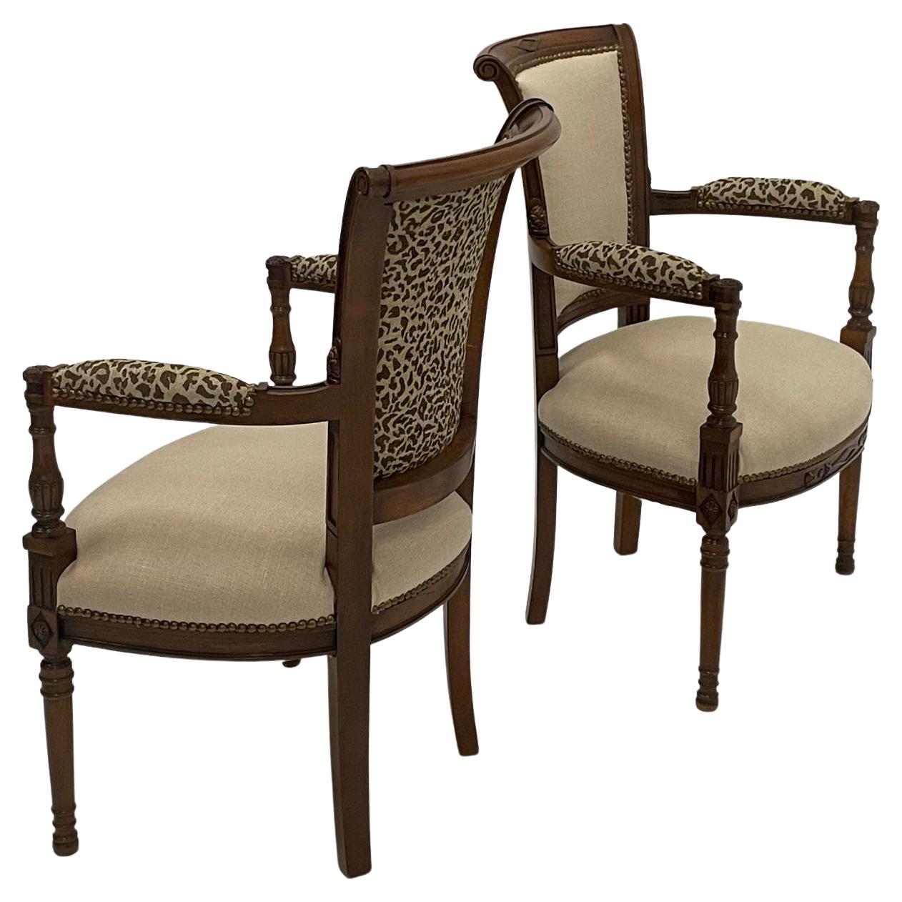 Stilvolles Paar geschnitzter Sessel aus Nussbaumholz, gepolstert mit Leinen und Leopardenmuster